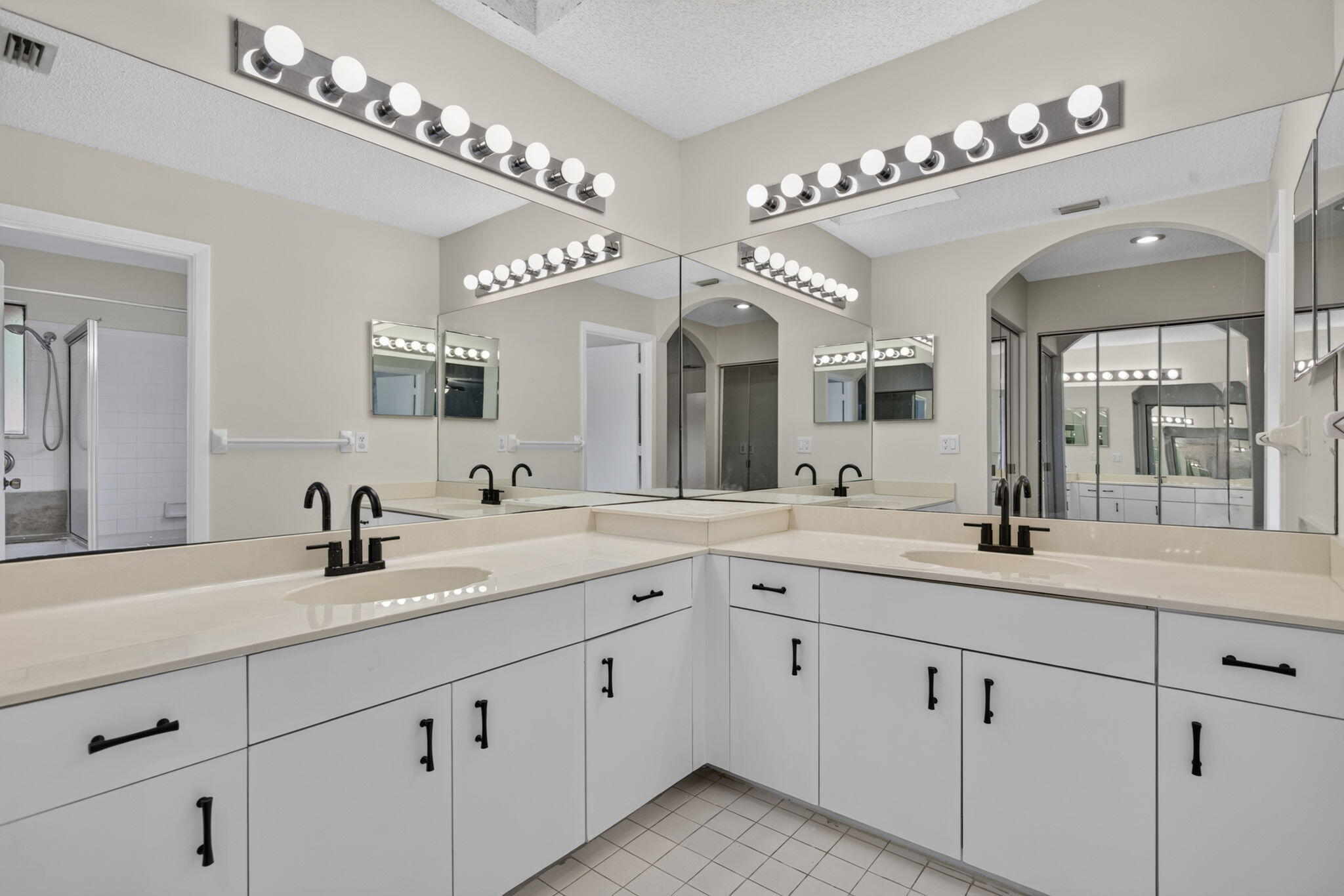 VILLAGES OF HILLSBORO - Residential Lease