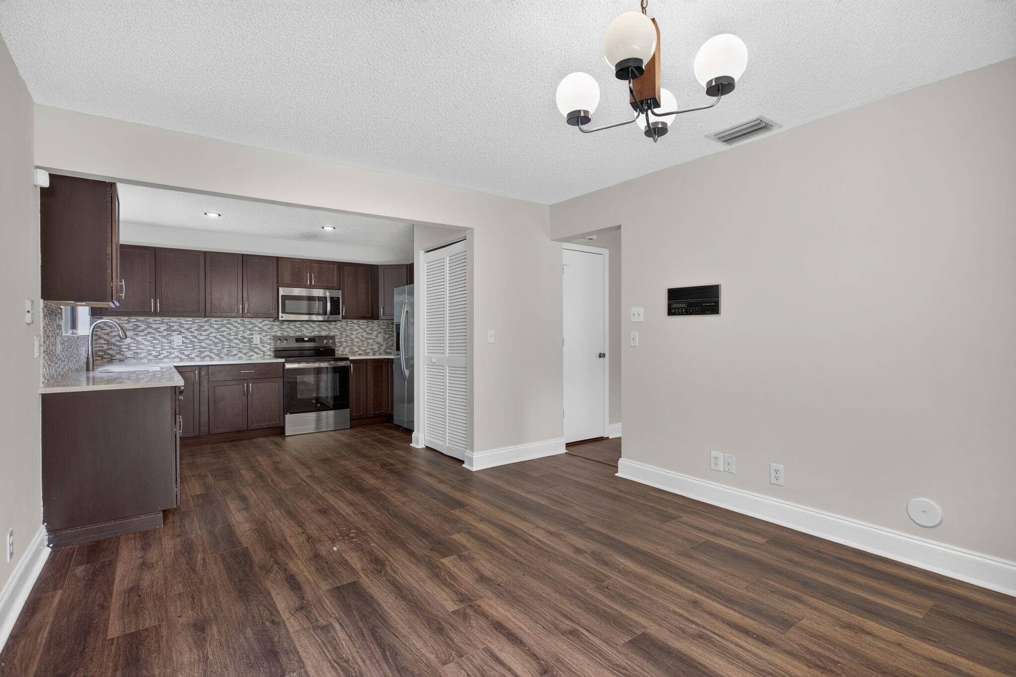 VILLAGES OF HILLSBORO - Residential Lease