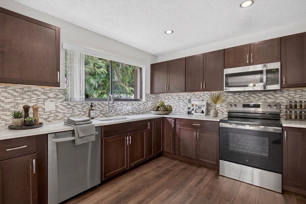 VILLAGES OF HILLSBORO - Residential Lease