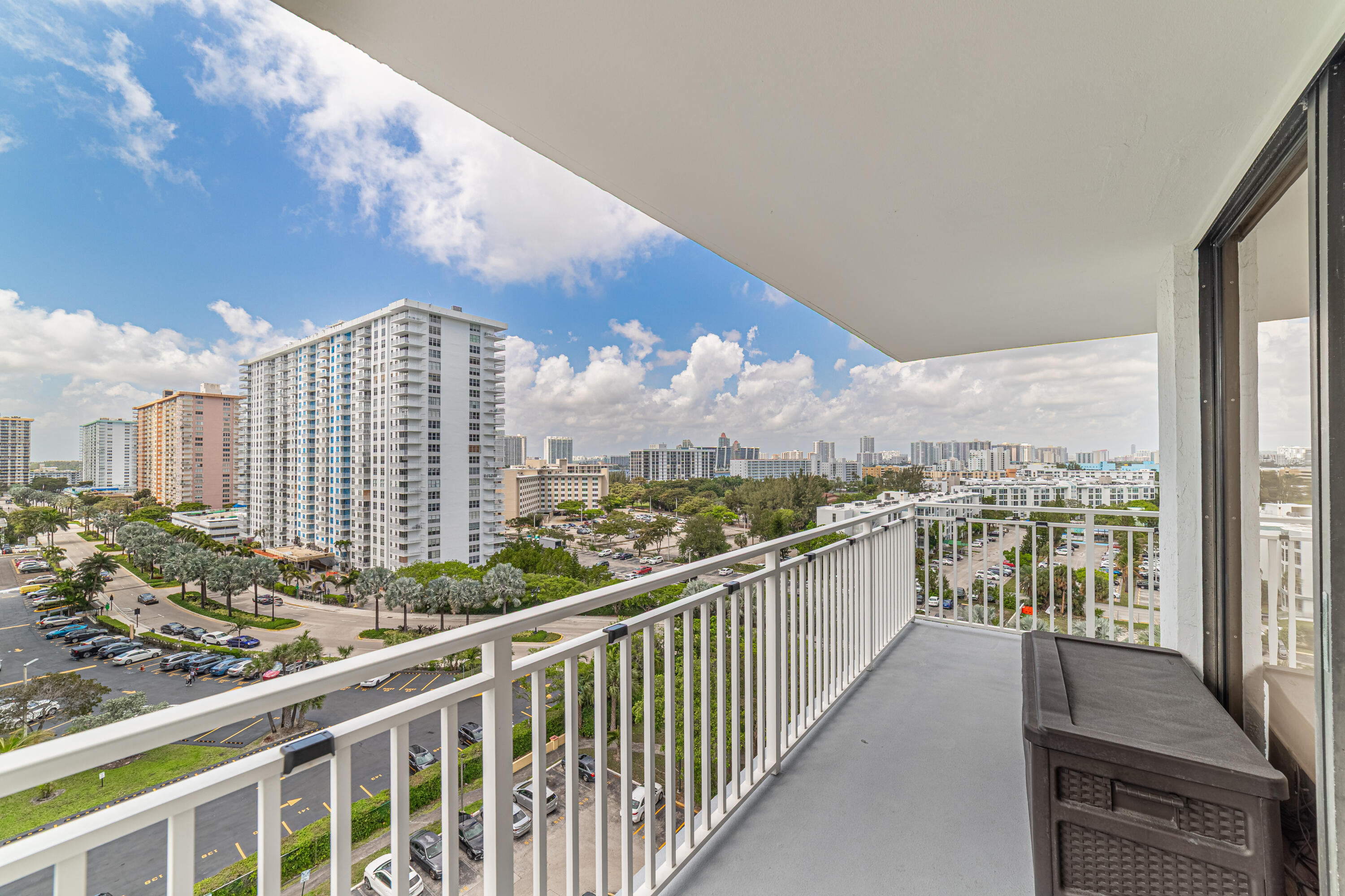 WINSTON TOWERS 600 CONDO - Residential