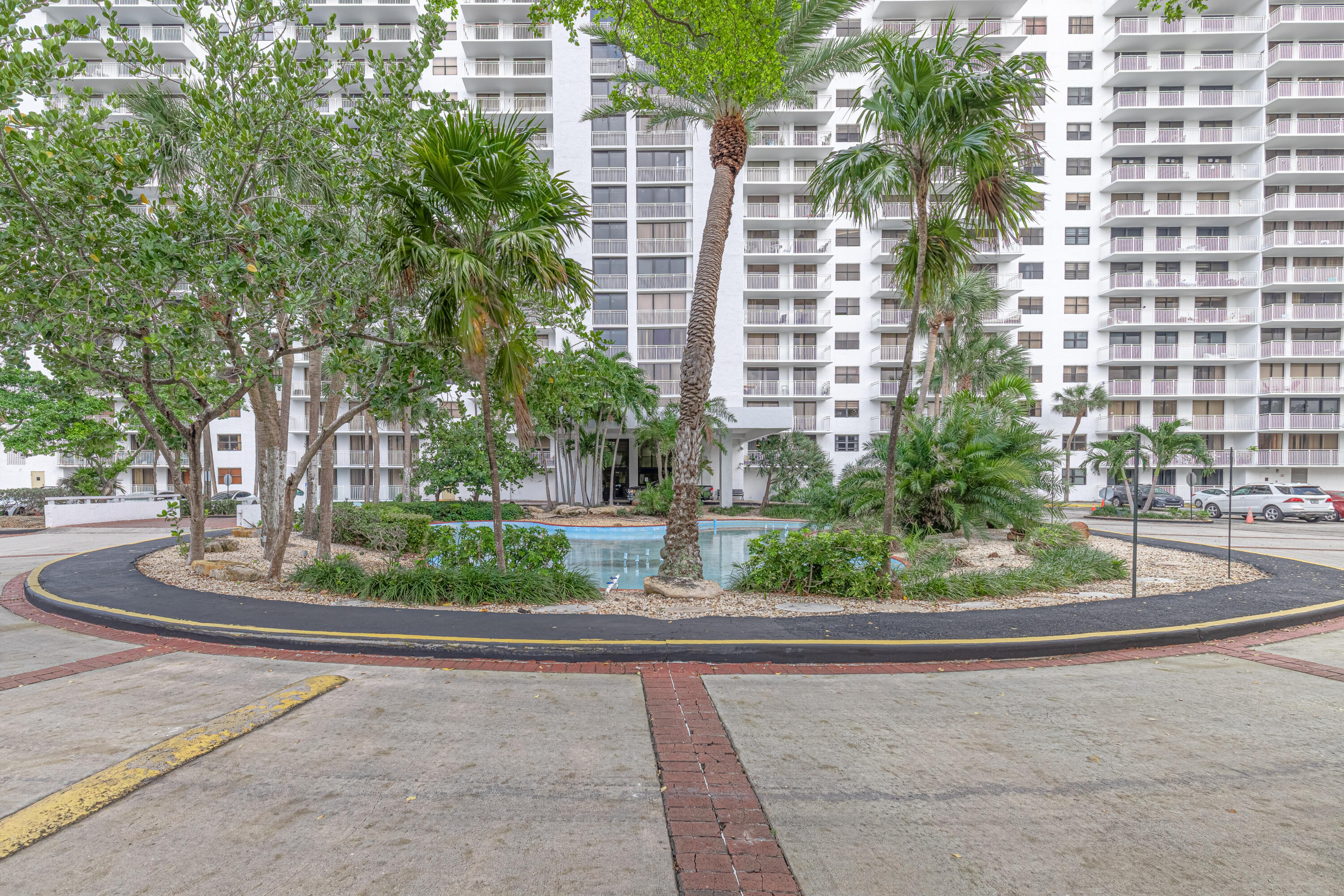 WINSTON TOWERS 600 CONDO - Residential