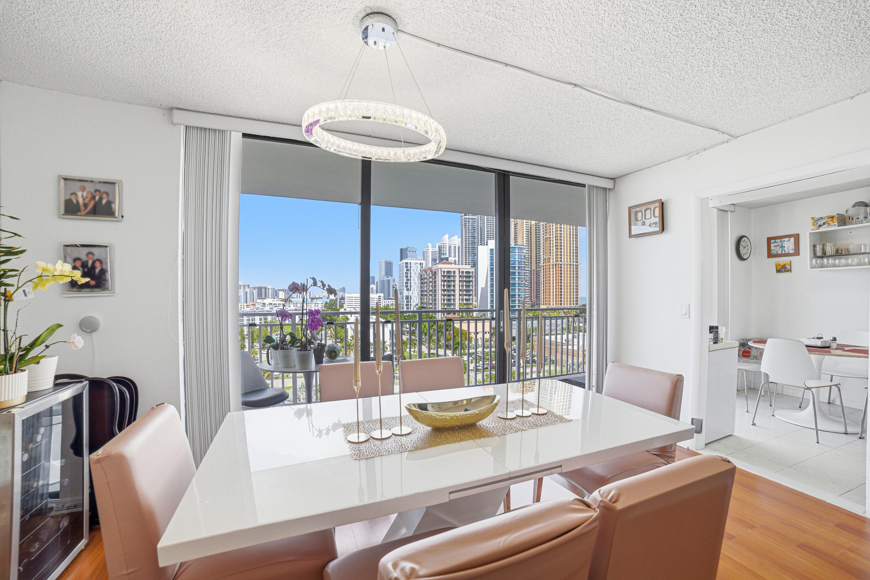 WINSTON TOWERS 600 CONDO - Residential