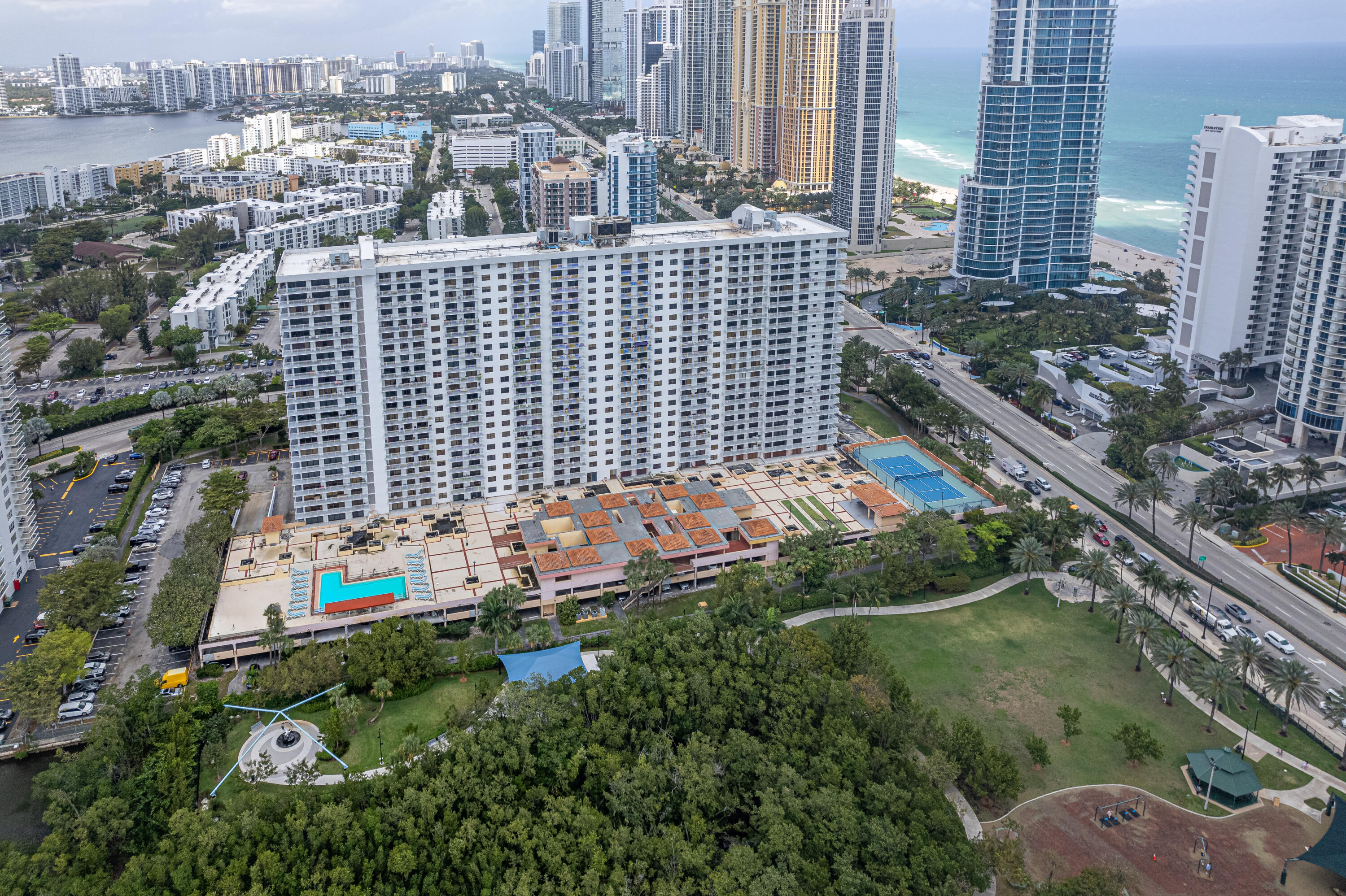 WINSTON TOWERS 600 CONDO - Residential