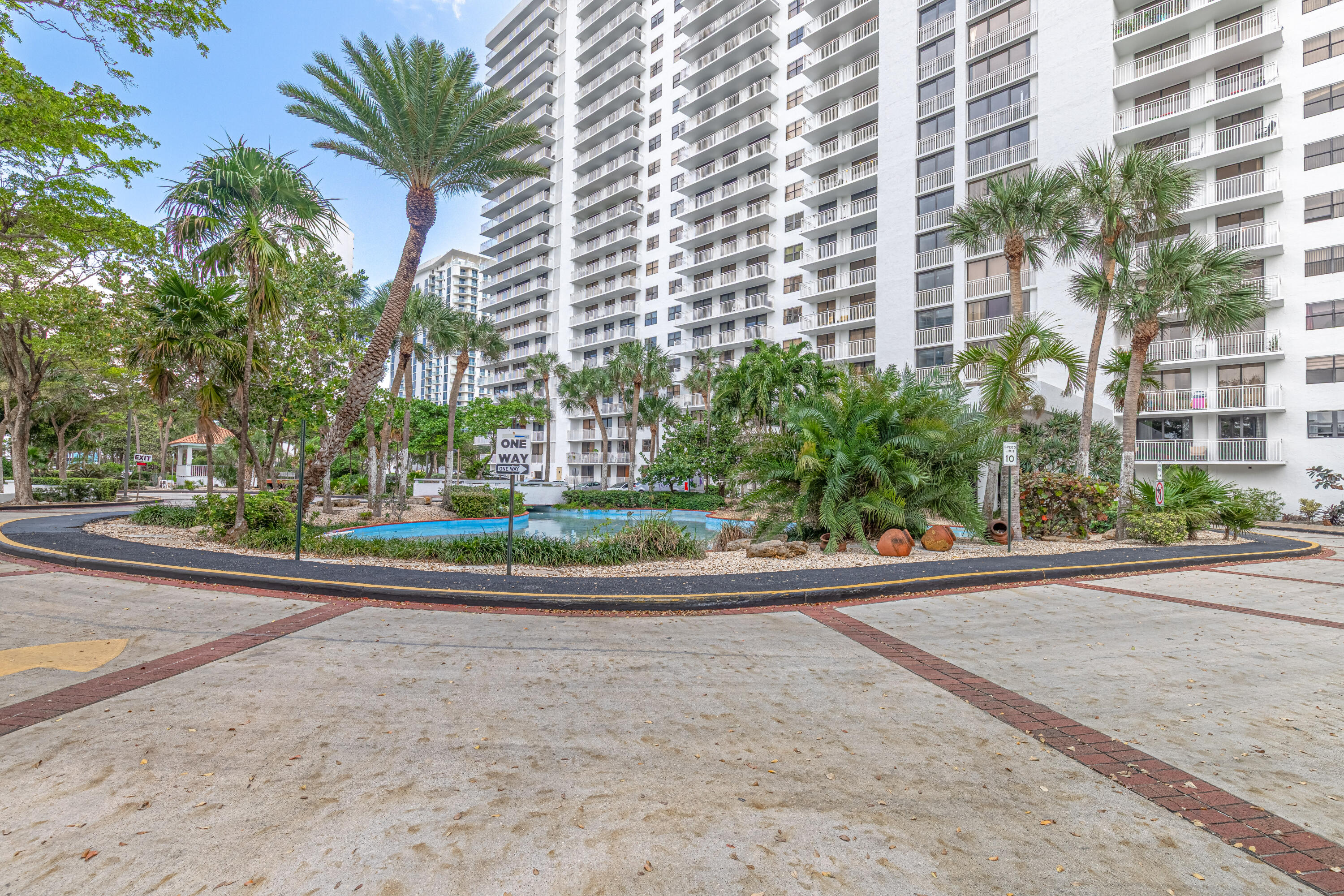 WINSTON TOWERS 600 CONDO - Residential