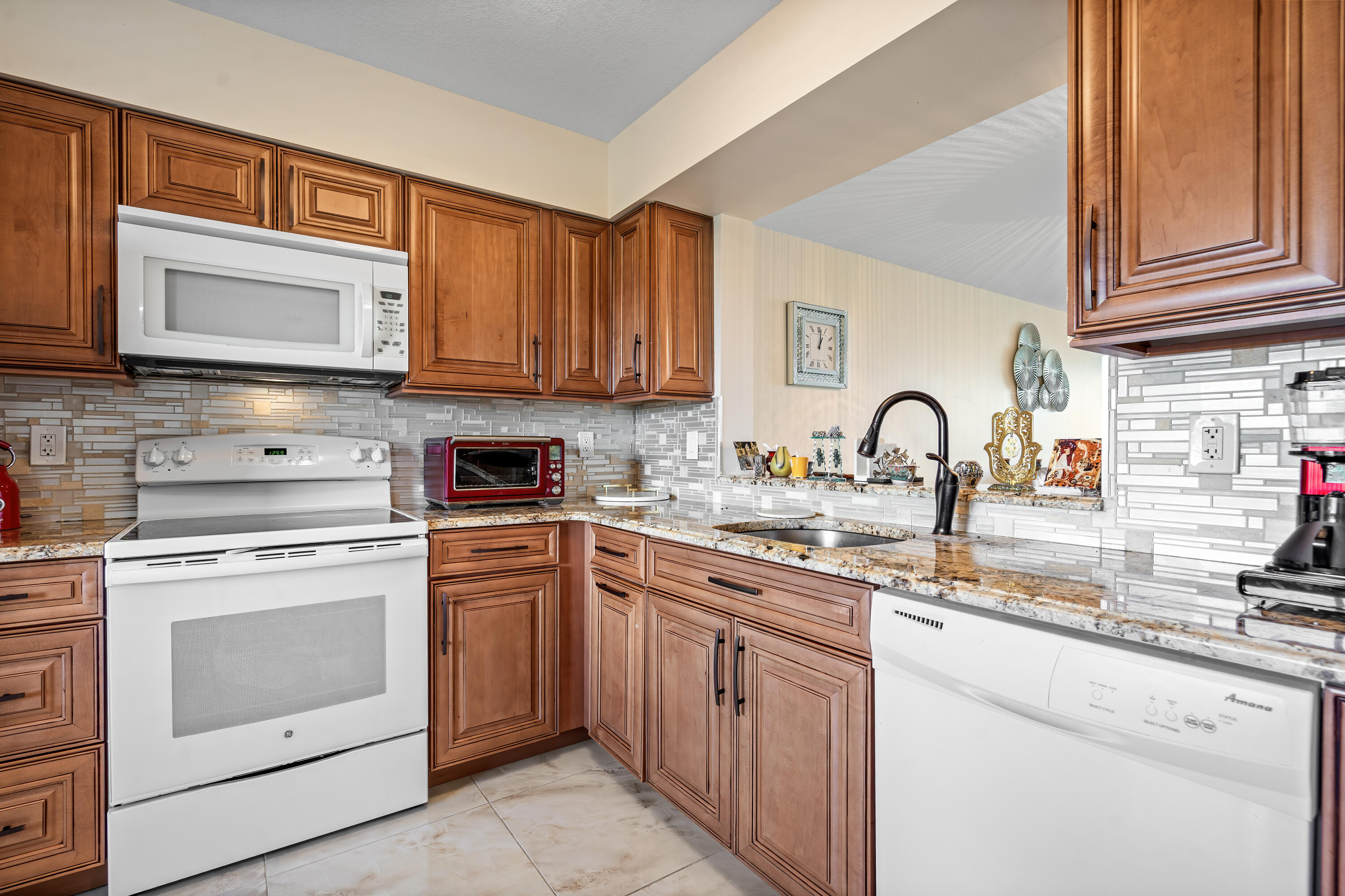 HUNTINGTON LAKES SEC FIVE CONDOS - Residential Lease