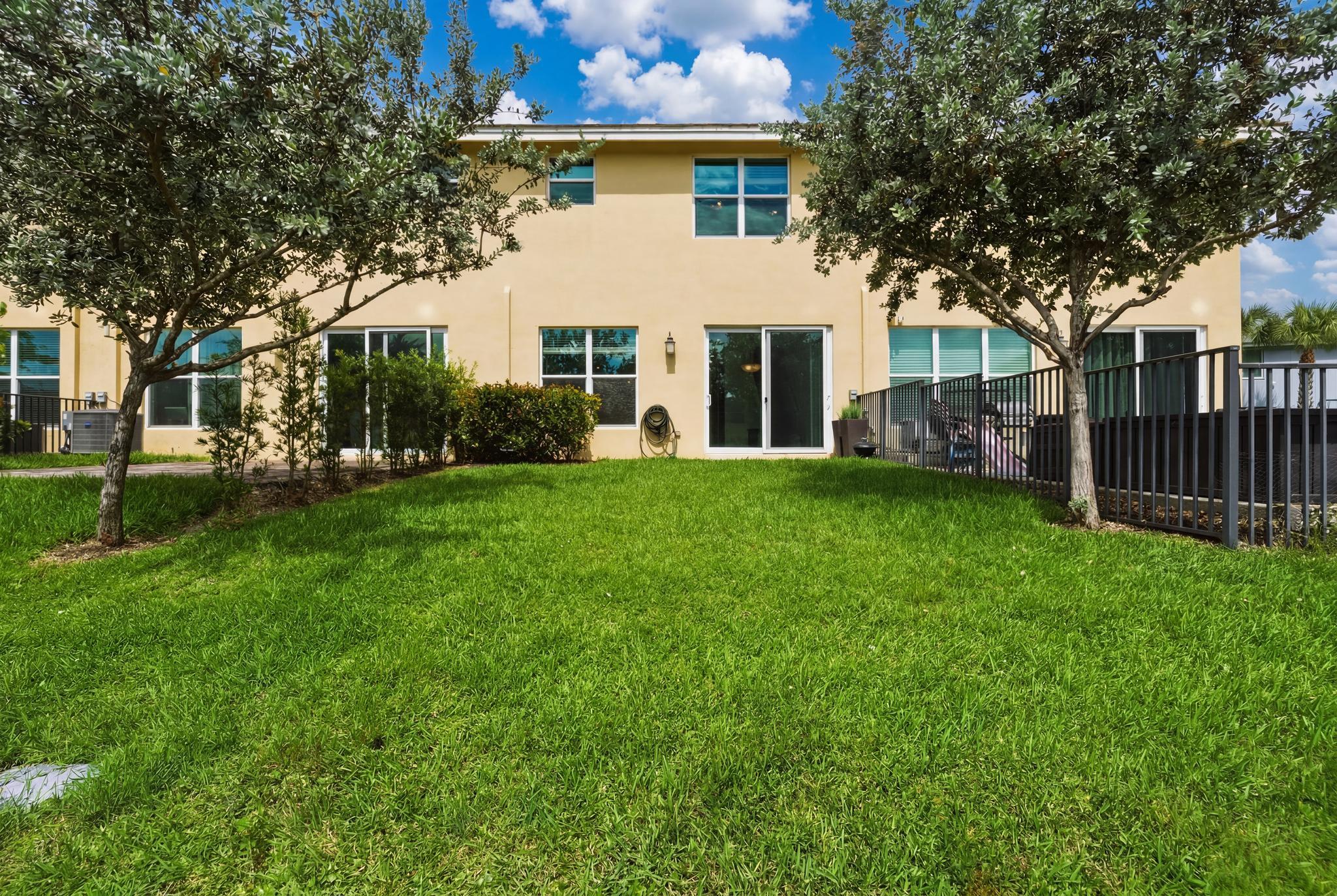 CRYSTAL LAKE 1ST SEC - Residential