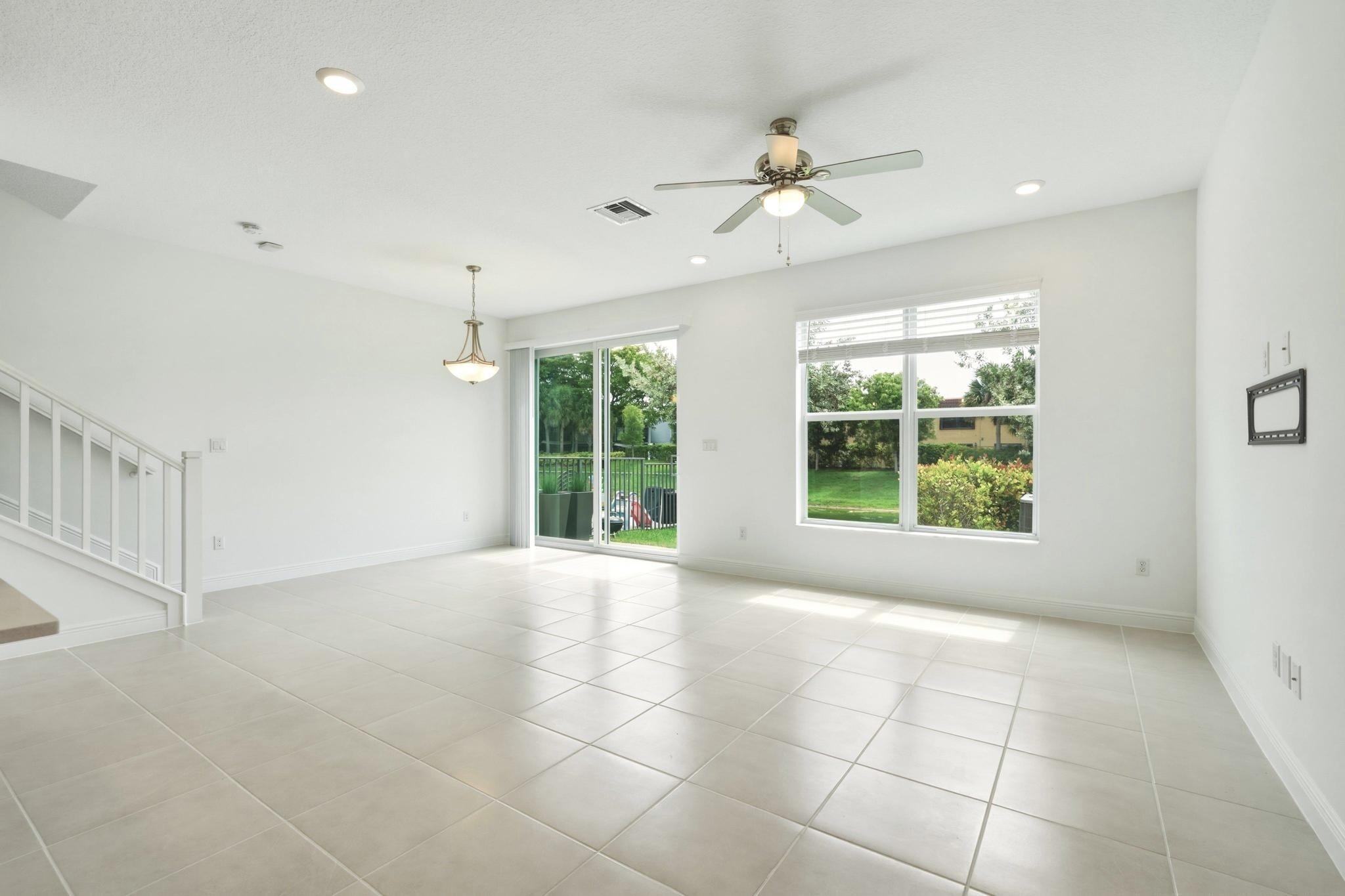 CRYSTAL LAKE 1ST SEC - Residential
