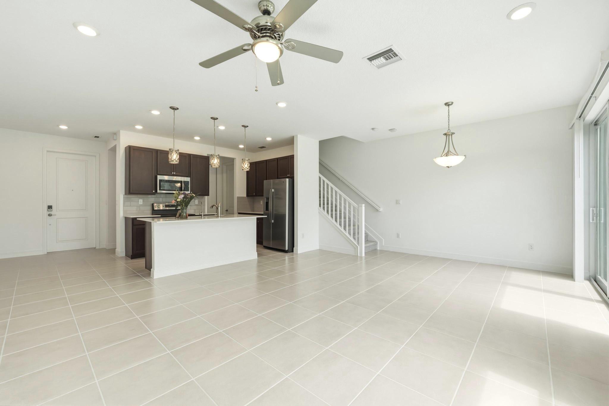 CRYSTAL LAKE 1ST SEC - Residential