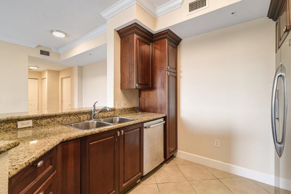 VIZCAYA LAKES CONDO - Residential
