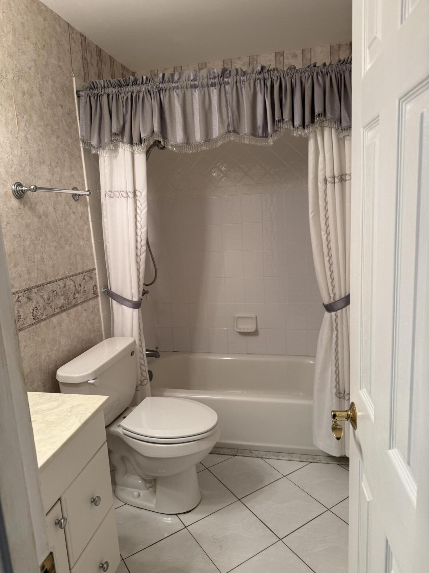 TWIN LAKES SOUTH & TOWN VILLAS CONDO - Residential