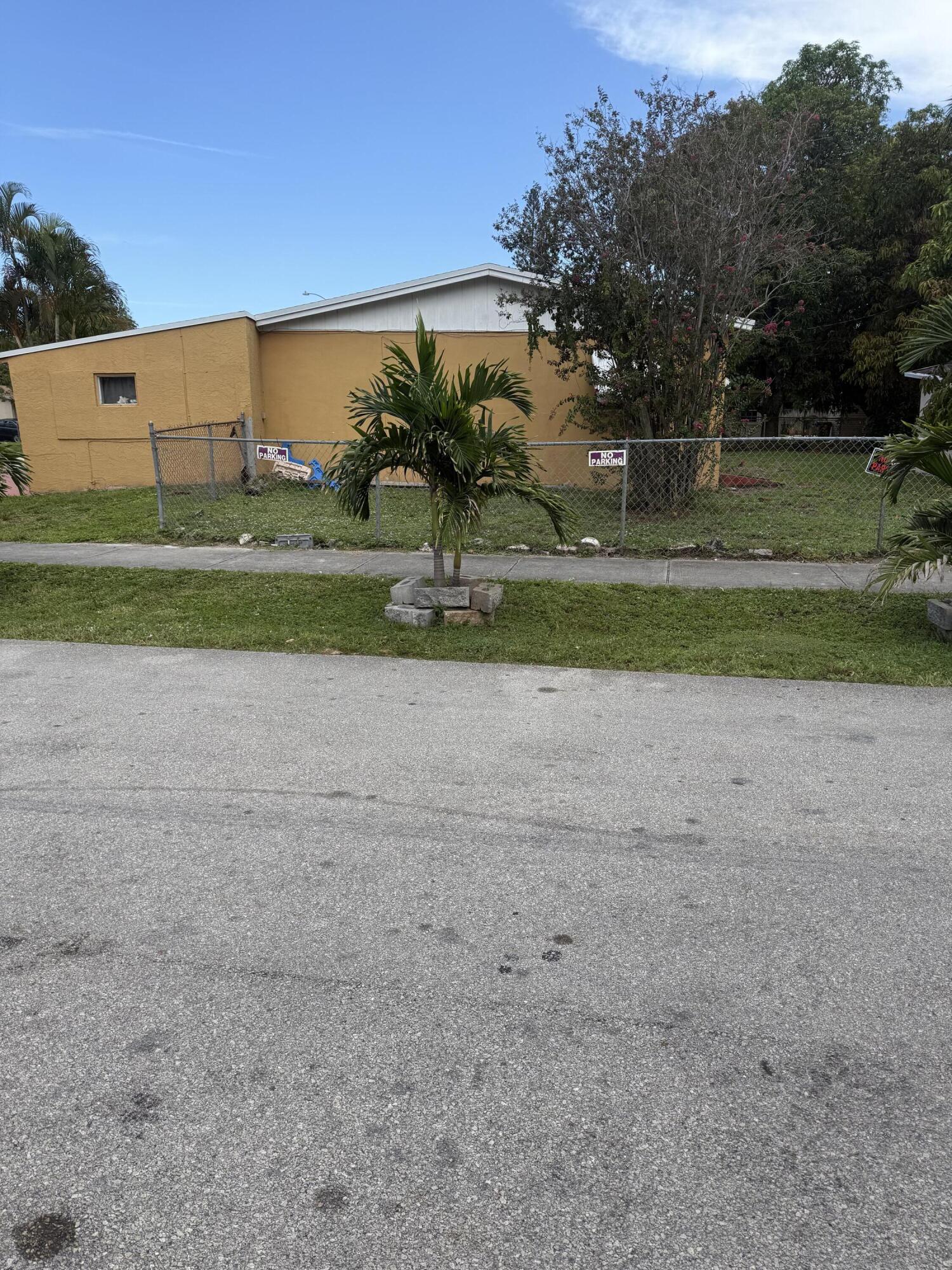 ROYAL PALMS PARK - Residential