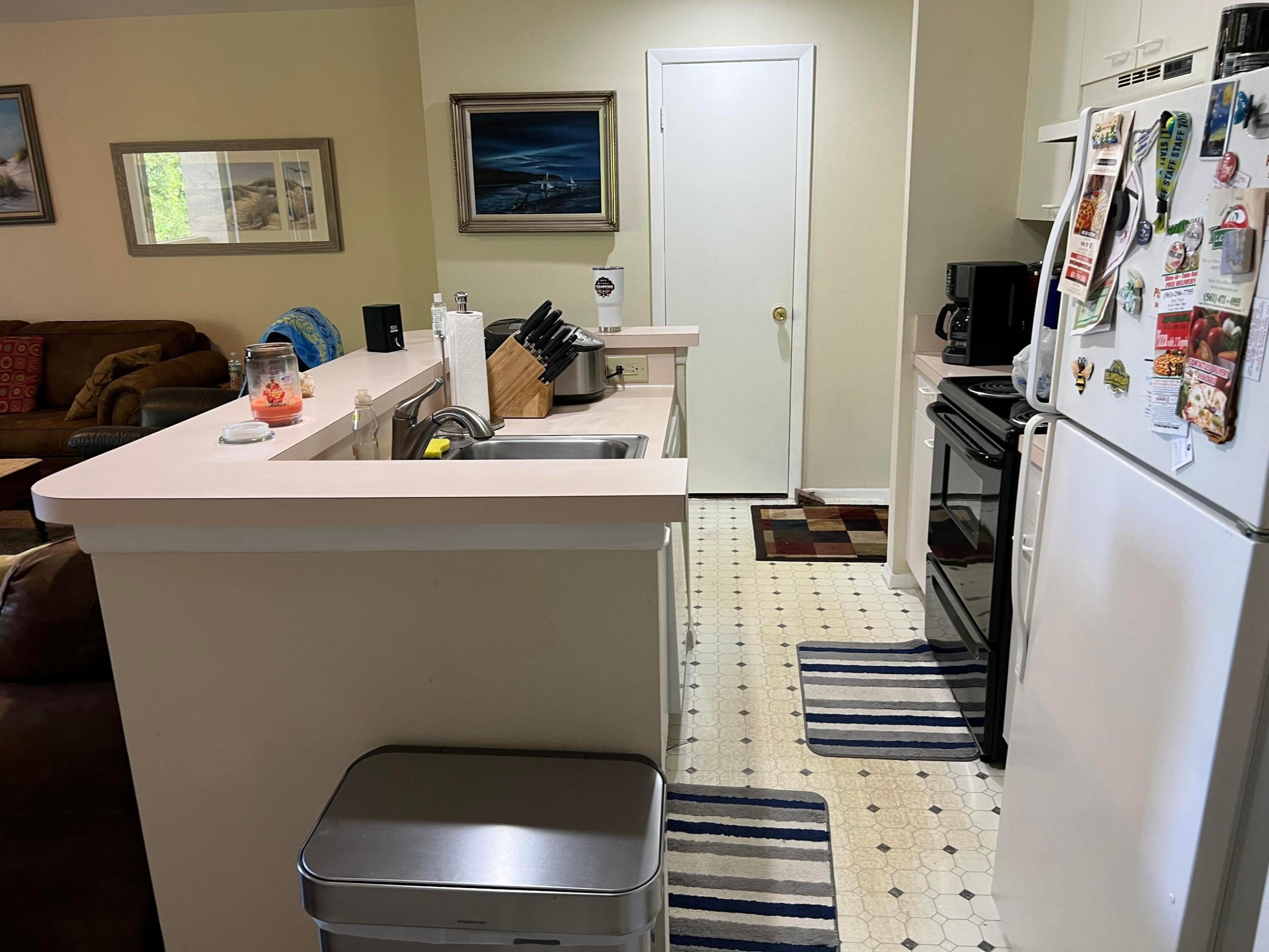 PALM LAKE CONDO - Residential Lease