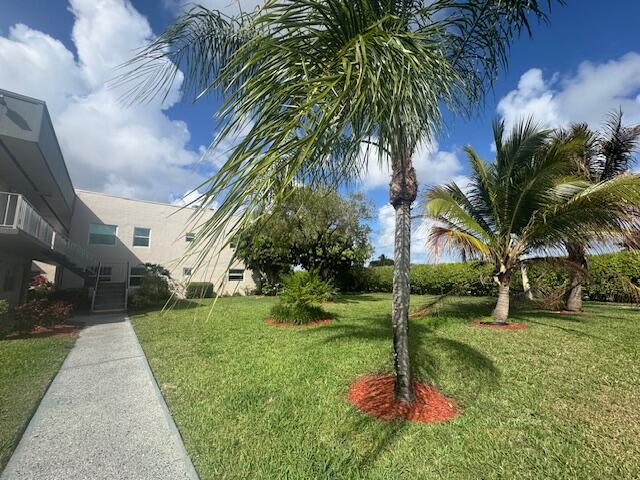 Deal ! Don't miss it ! Great location ! Few steps of the Burgundy pool ! You can't find an other apartment as well maintained as this one ! Impact Windows are a plus ! Come to visit it !