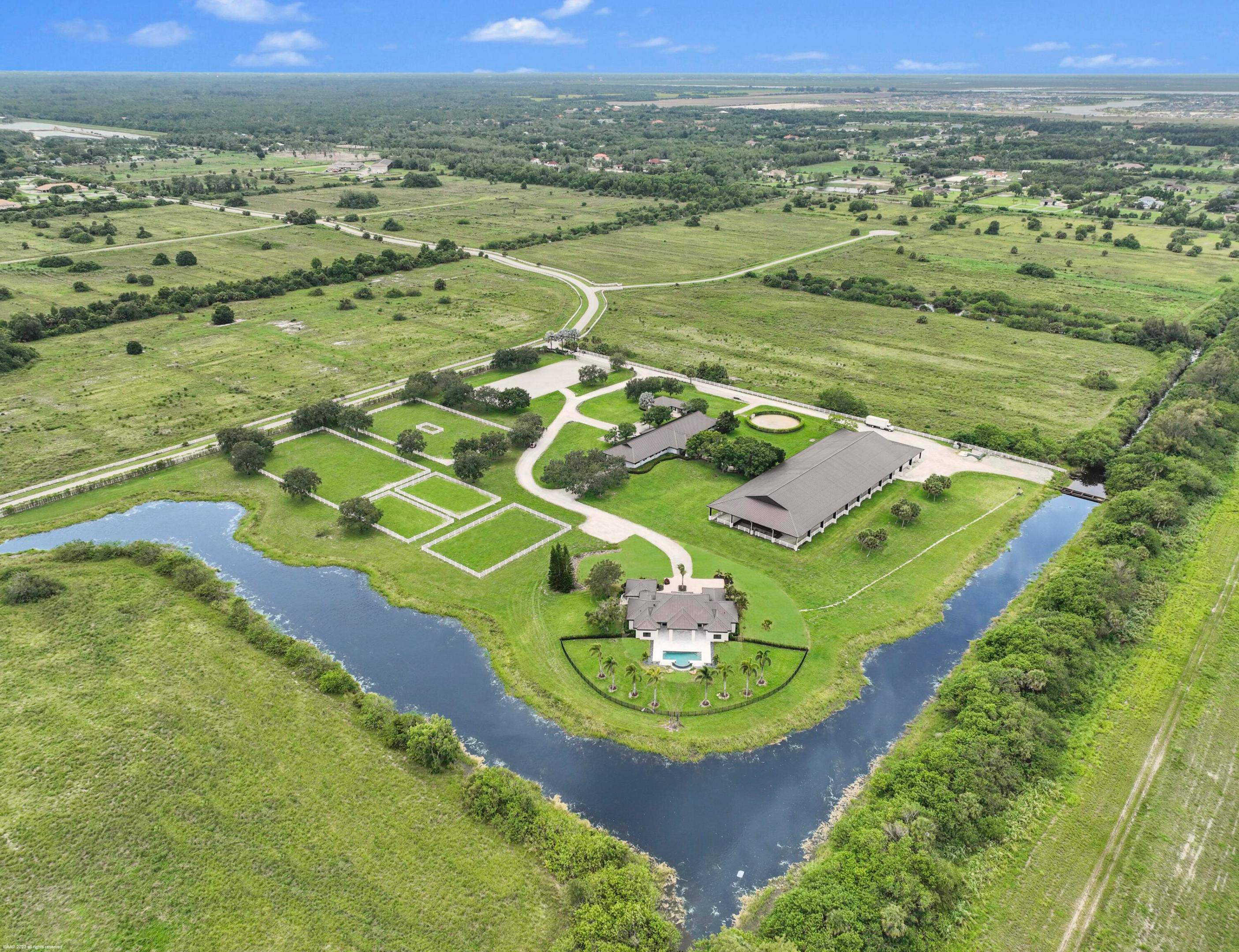 WHITE FENCES EQUESTRIAN EQUESTRIAN ETATES - Residential