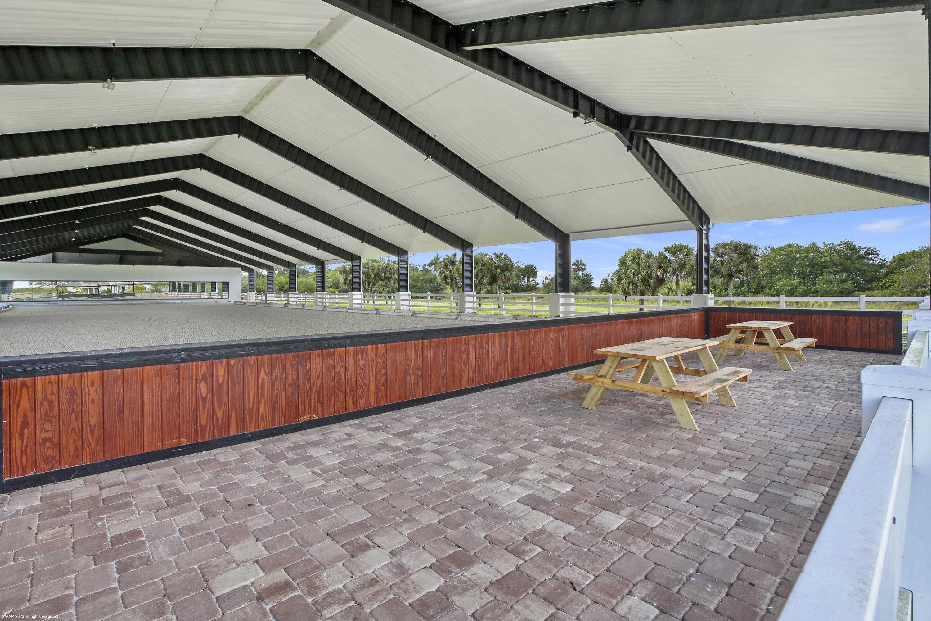 WHITE FENCES EQUESTRIAN EQUESTRIAN ETATES - Residential