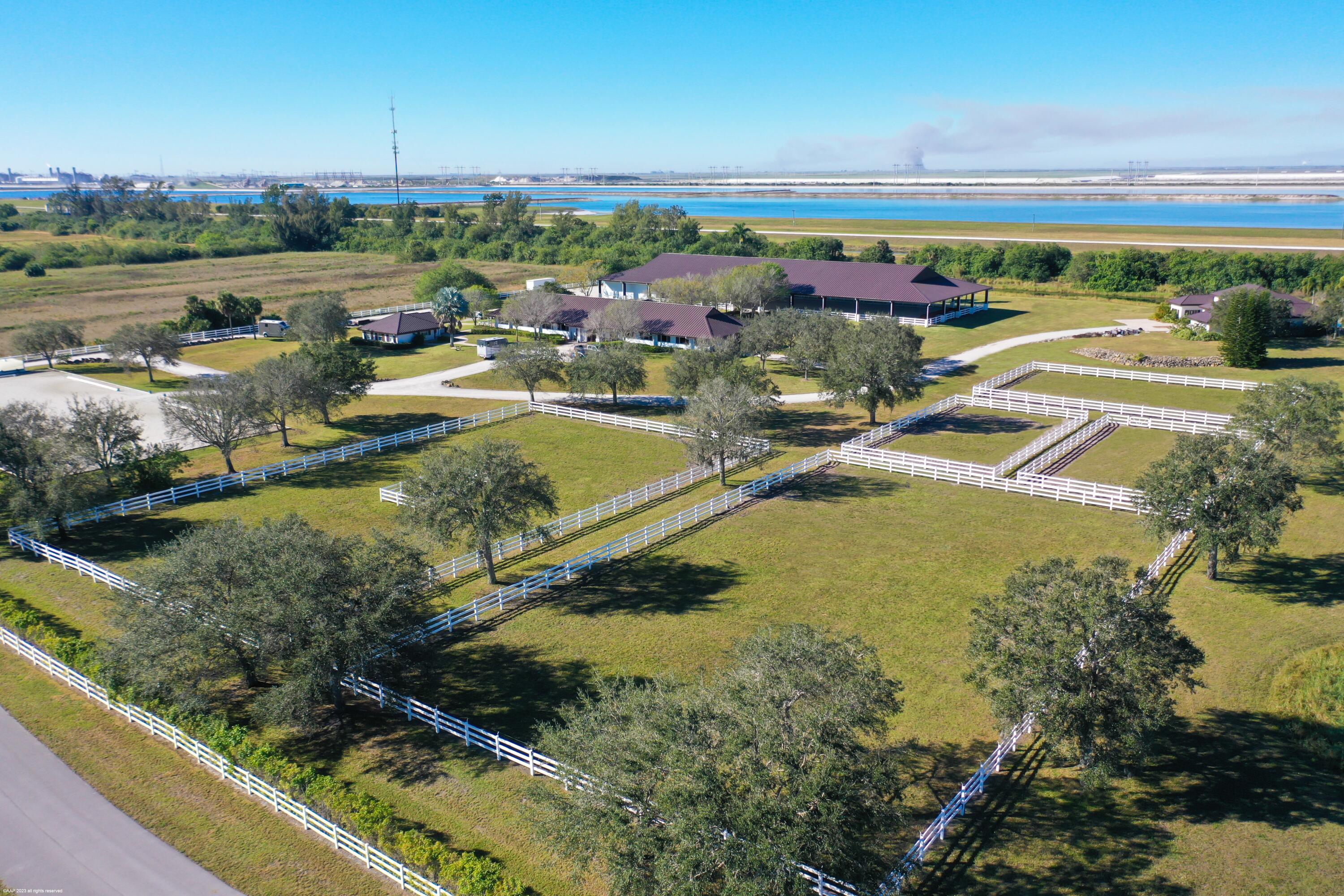 WHITE FENCES EQUESTRIAN EQUESTRIAN ETATES - Residential