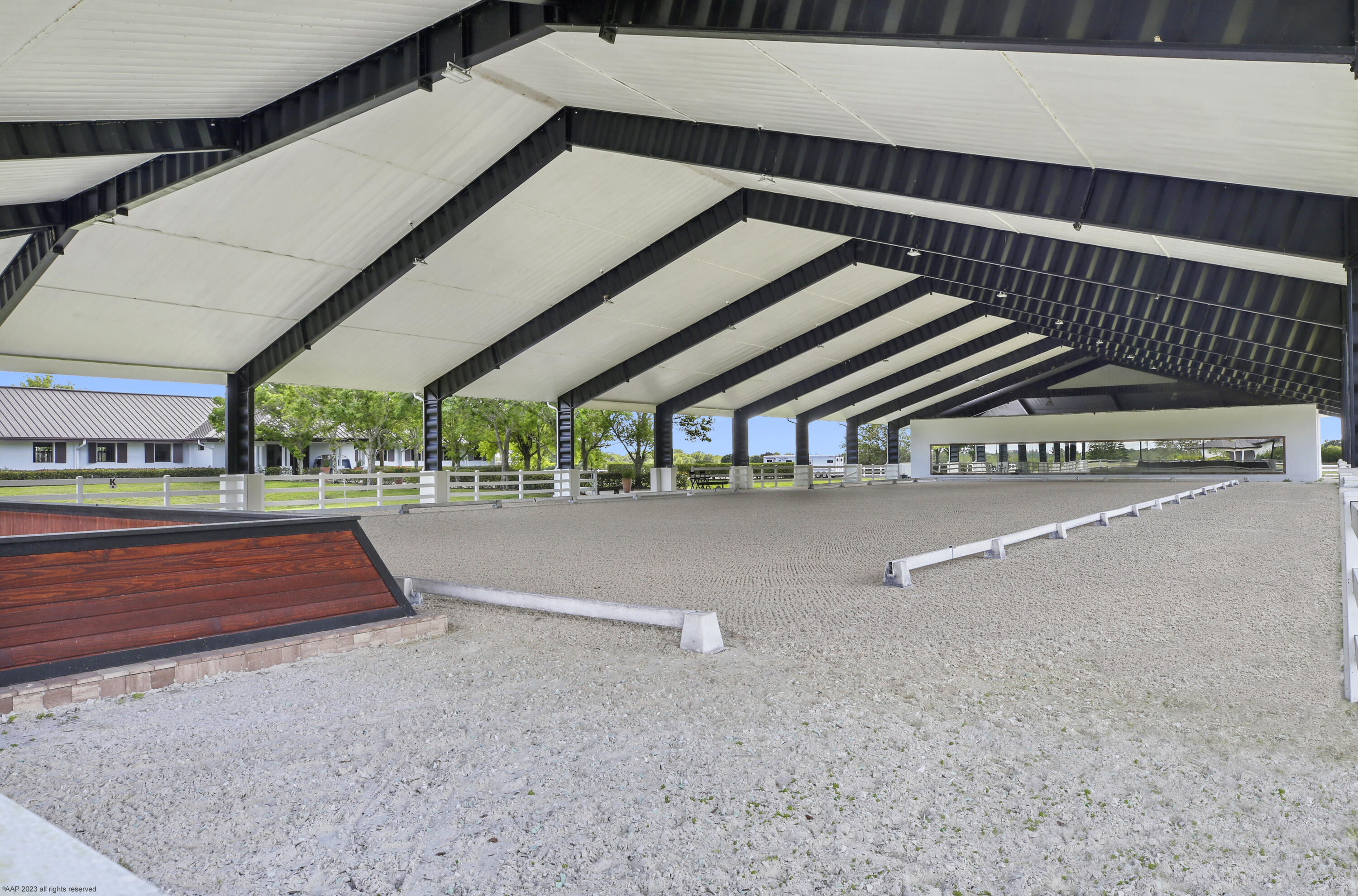 WHITE FENCES EQUESTRIAN EQUESTRIAN ETATES - Residential