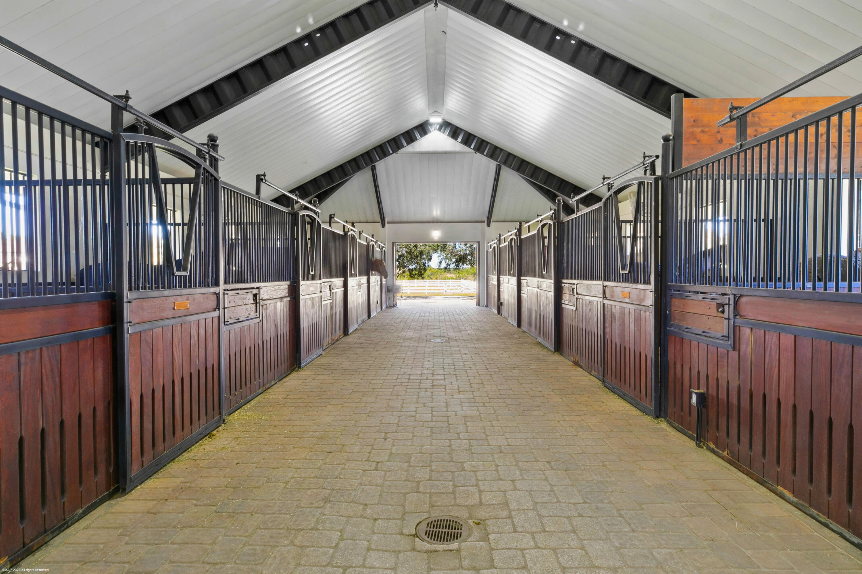 WHITE FENCES EQUESTRIAN EQUESTRIAN ETATES - Residential