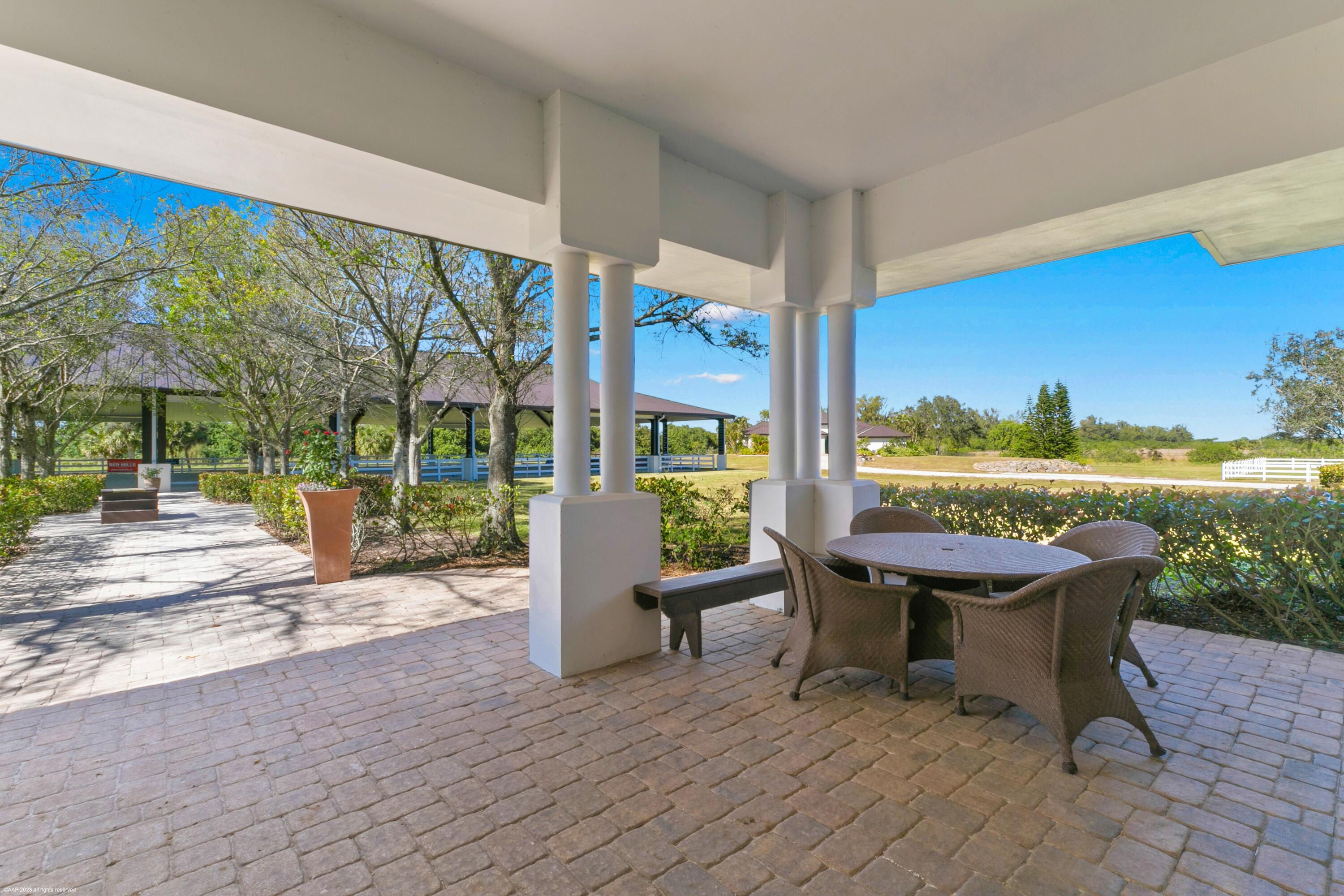 WHITE FENCES EQUESTRIAN EQUESTRIAN ETATES - Residential