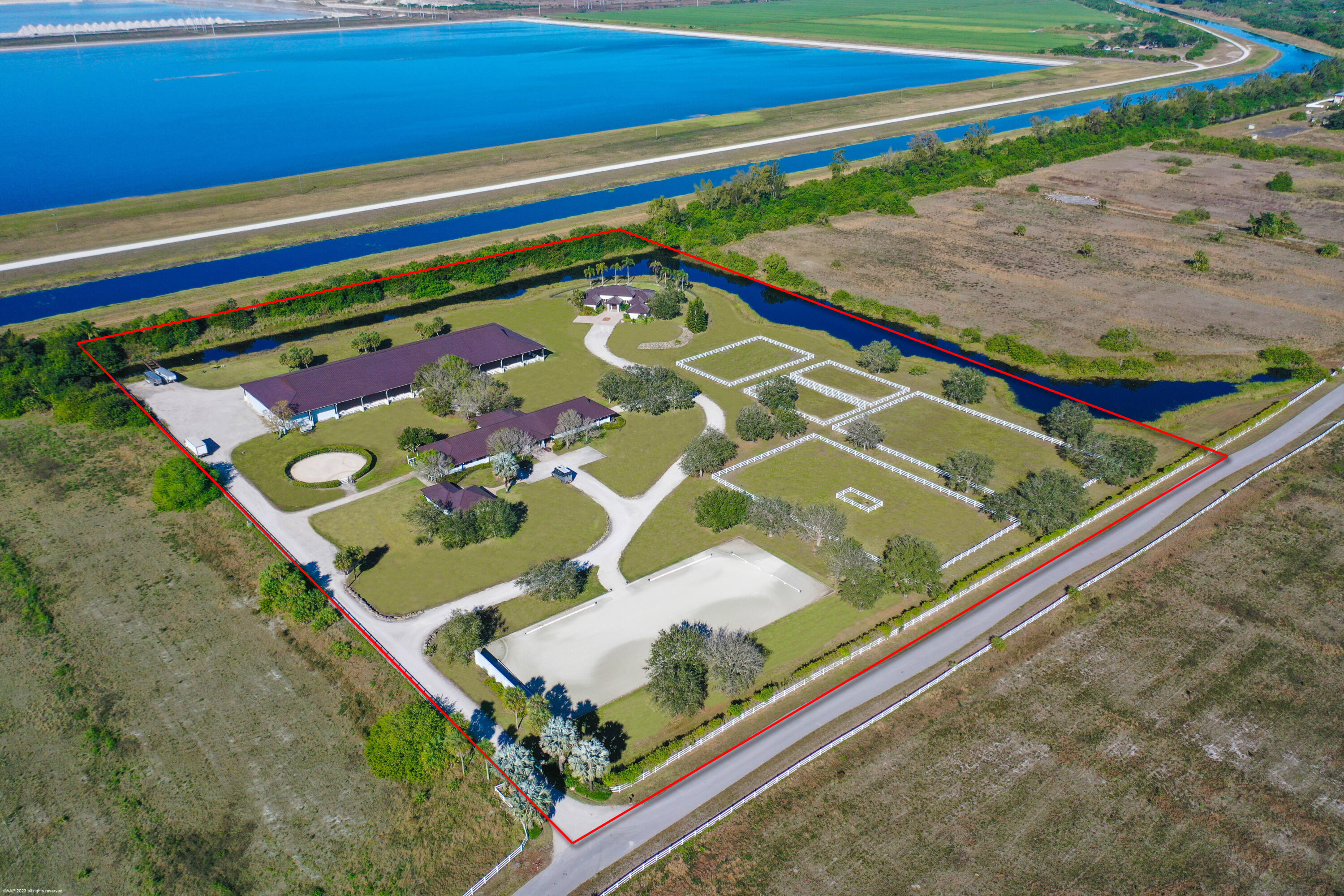 WHITE FENCES EQUESTRIAN EQUESTRIAN ETATES - Residential