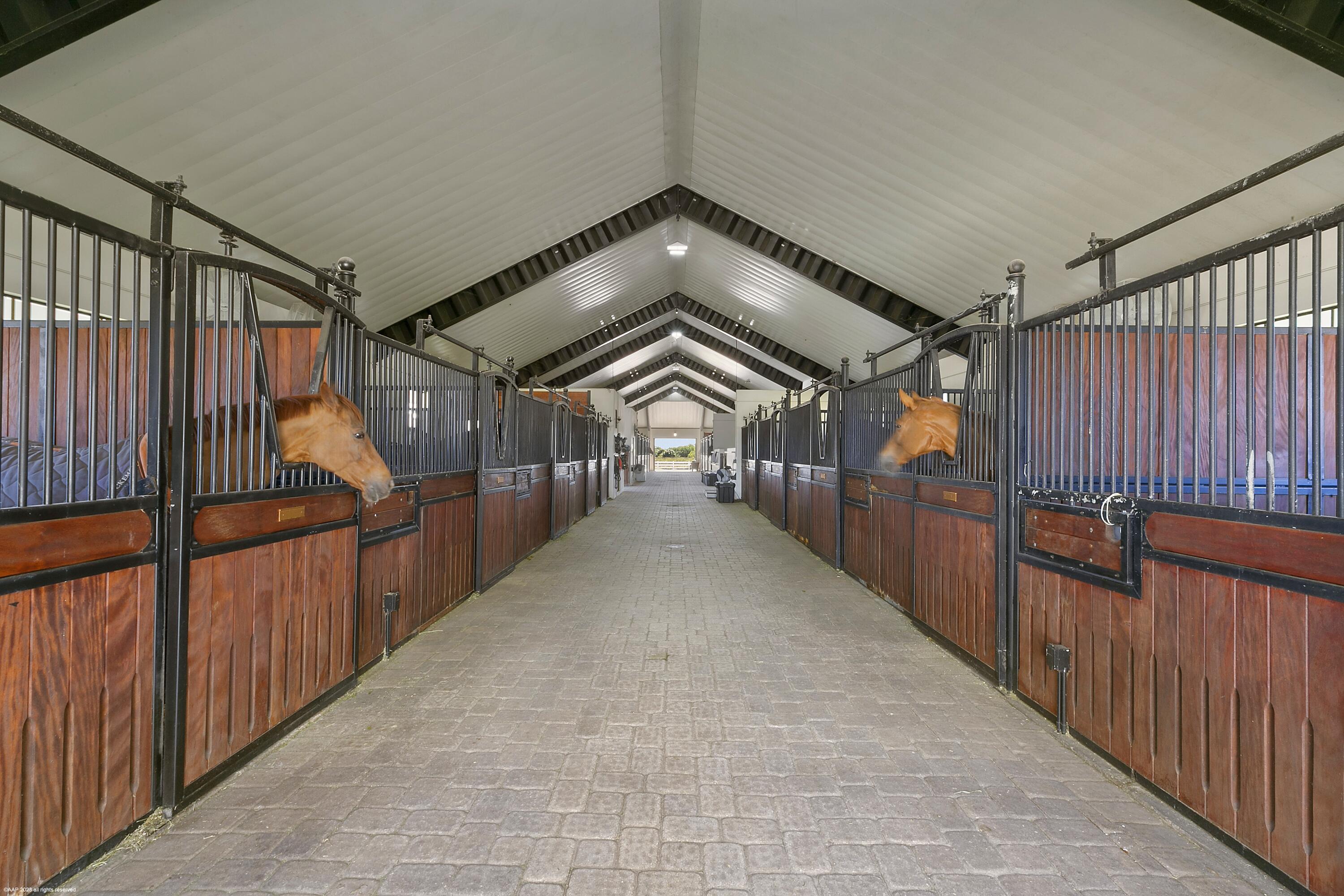 WHITE FENCES EQUESTRIAN EQUESTRIAN ETATES - Residential