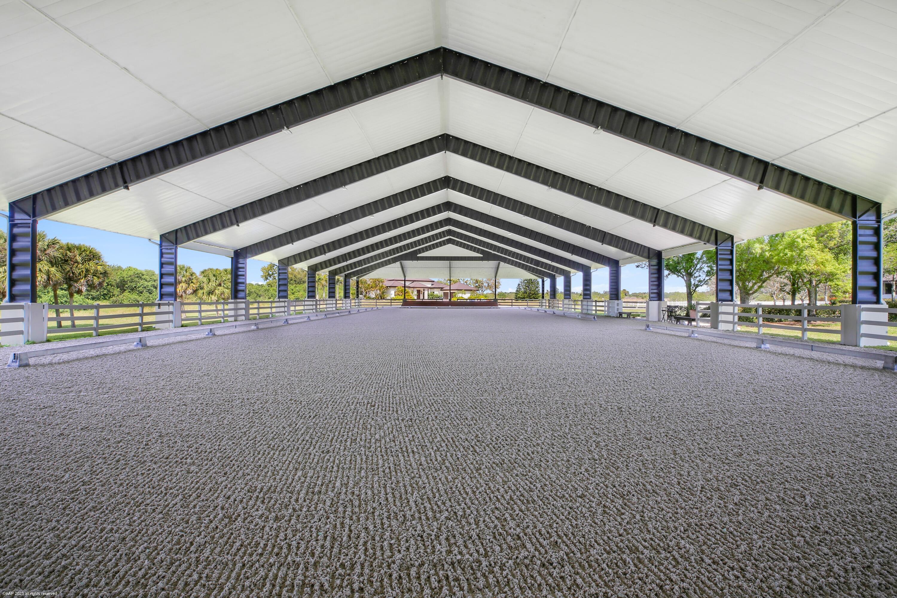 WHITE FENCES EQUESTRIAN EQUESTRIAN ETATES - Residential
