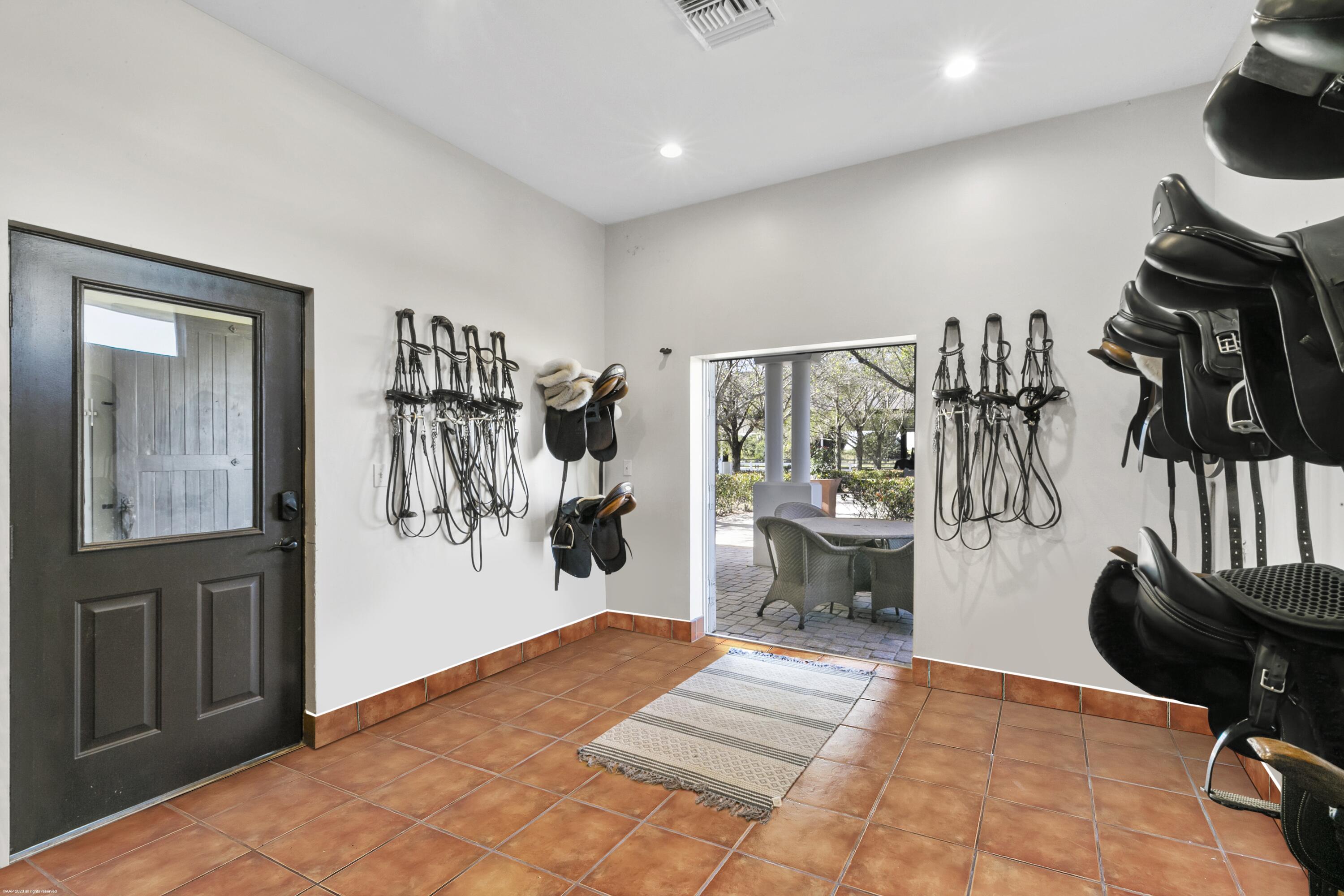 WHITE FENCES EQUESTRIAN EQUESTRIAN ETATES - Residential