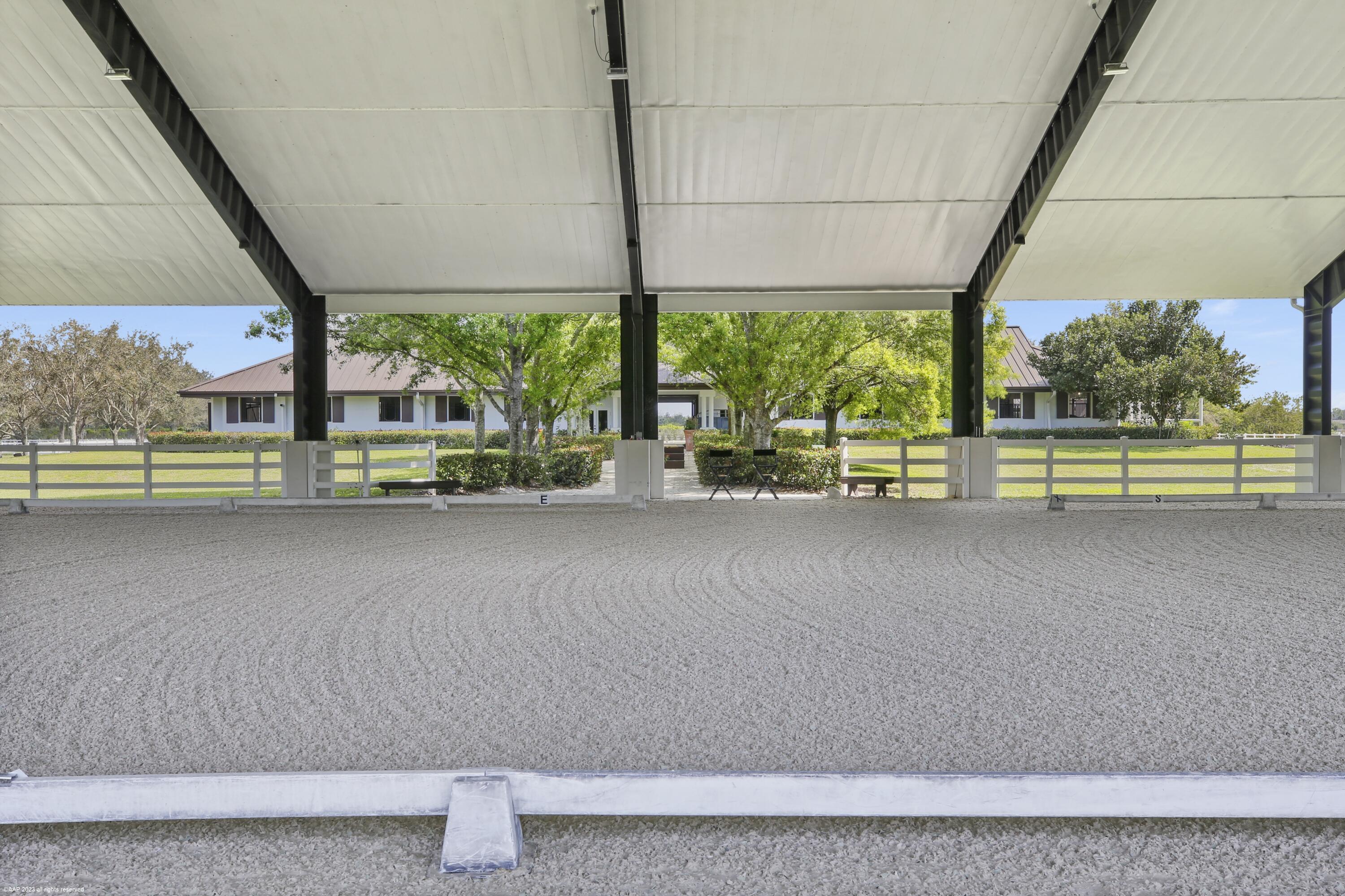 WHITE FENCES EQUESTRIAN EQUESTRIAN ETATES - Residential