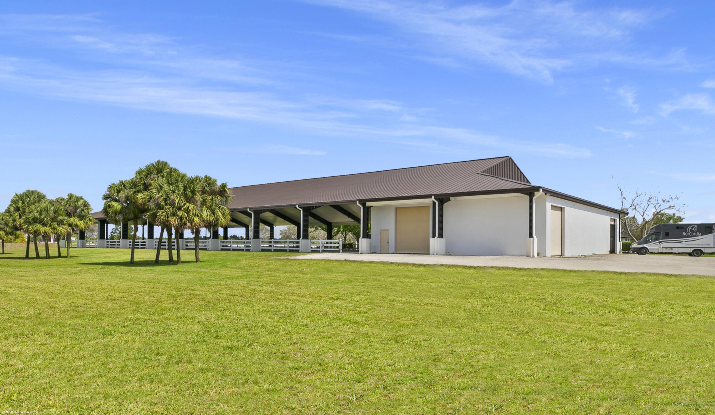 WHITE FENCES EQUESTRIAN EQUESTRIAN ETATES - Residential