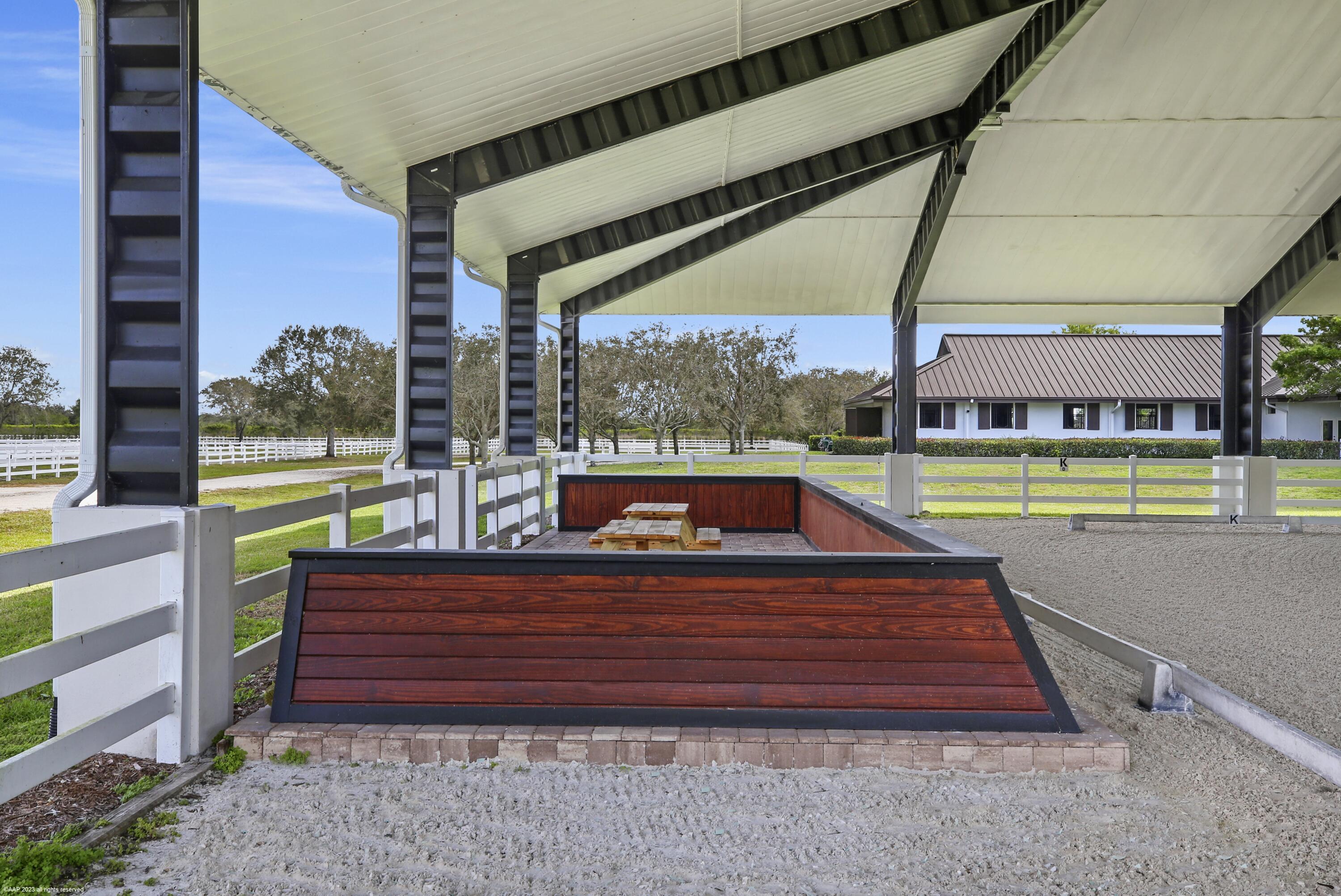 WHITE FENCES EQUESTRIAN EQUESTRIAN ETATES - Residential