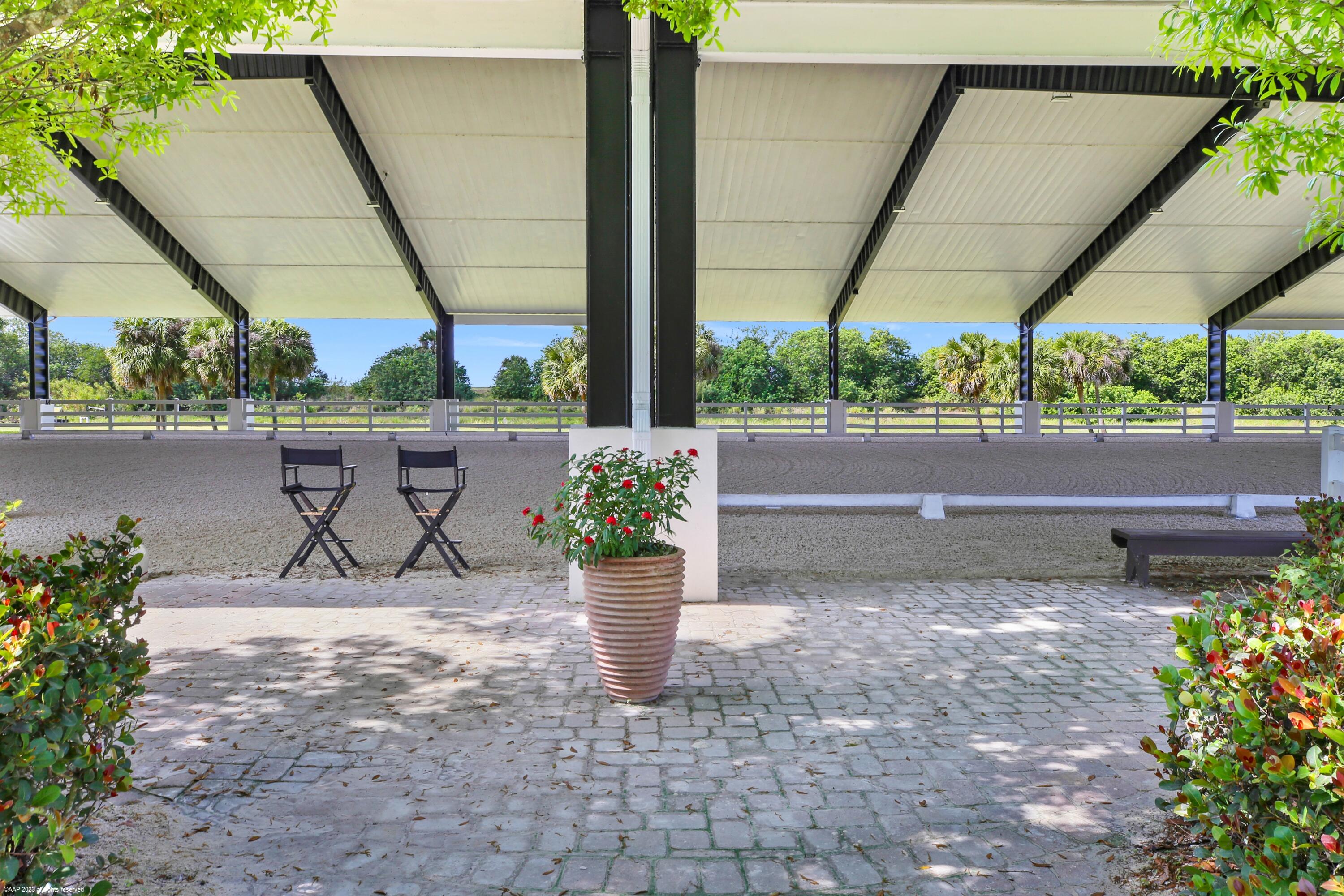 WHITE FENCES EQUESTRIAN EQUESTRIAN ETATES - Residential
