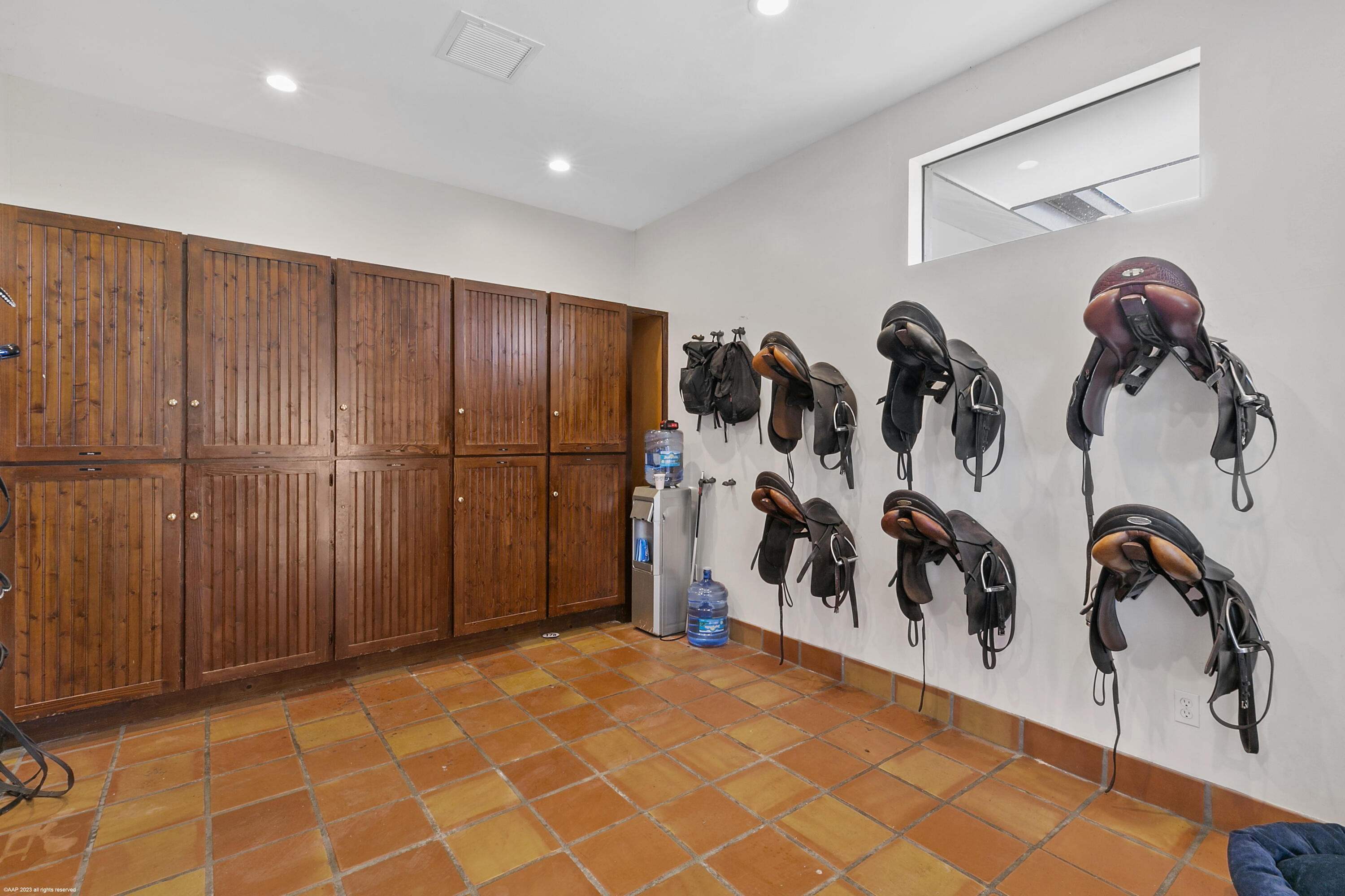 WHITE FENCES EQUESTRIAN EQUESTRIAN ETATES - Residential