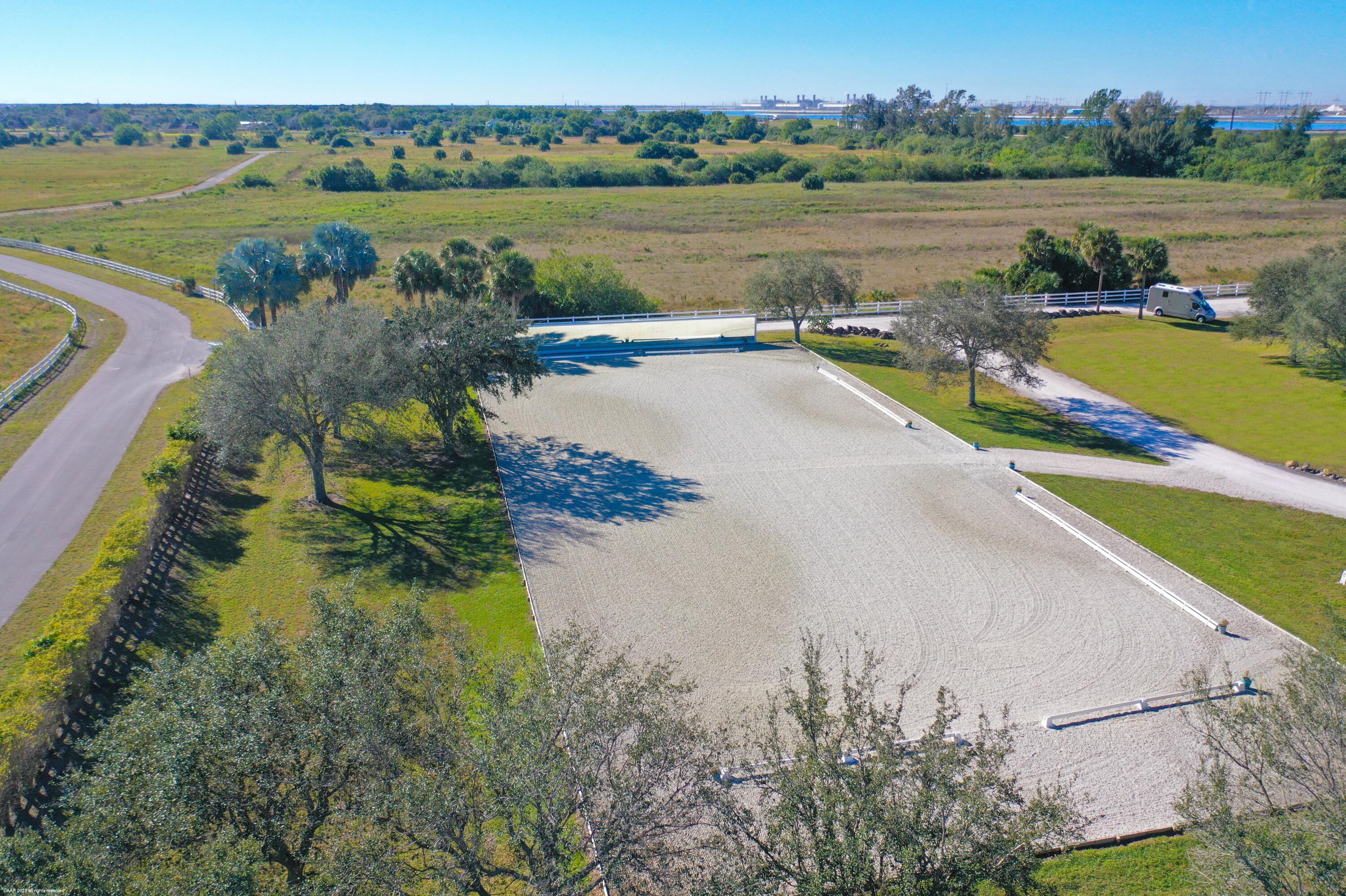 WHITE FENCES EQUESTRIAN EQUESTRIAN ETATES - Residential