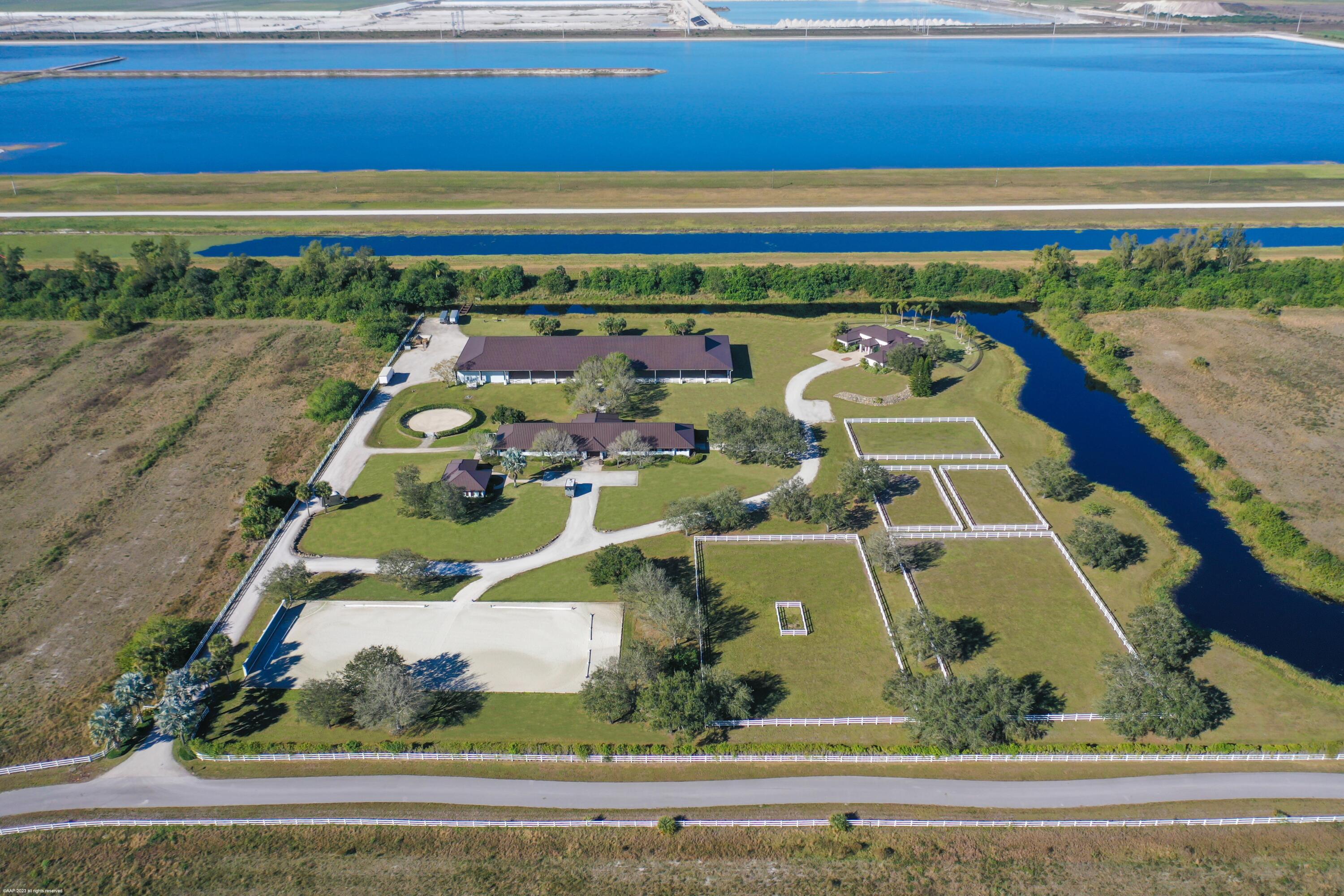 WHITE FENCES EQUESTRIAN EQUESTRIAN ETATES - Residential