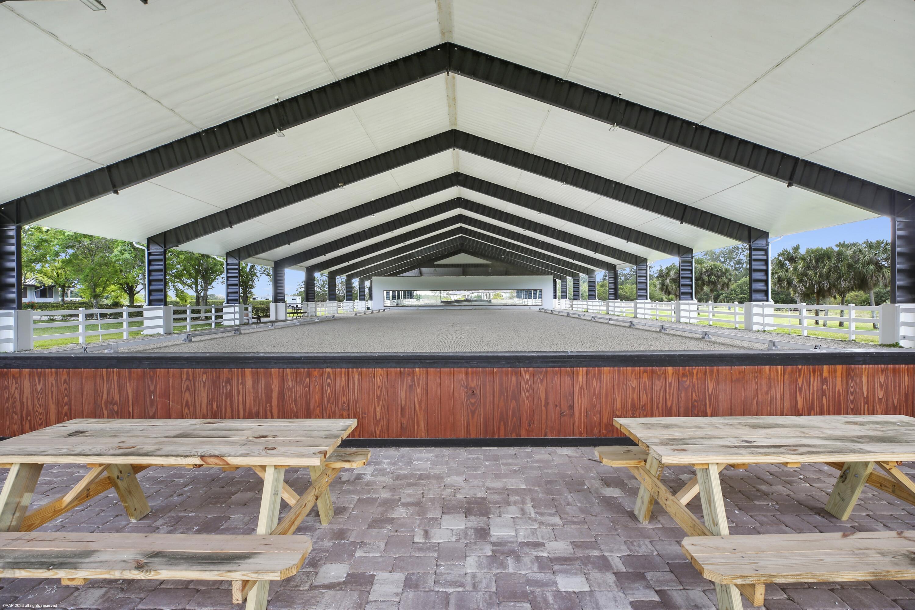WHITE FENCES EQUESTRIAN EQUESTRIAN ETATES - Residential