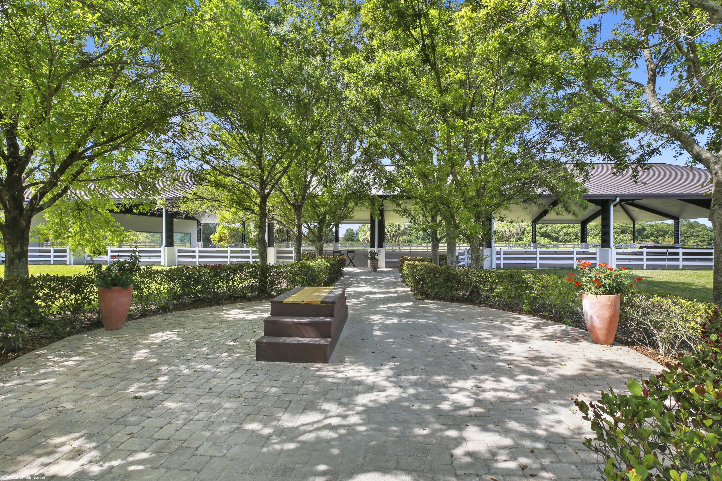 WHITE FENCES EQUESTRIAN EQUESTRIAN ETATES - Residential