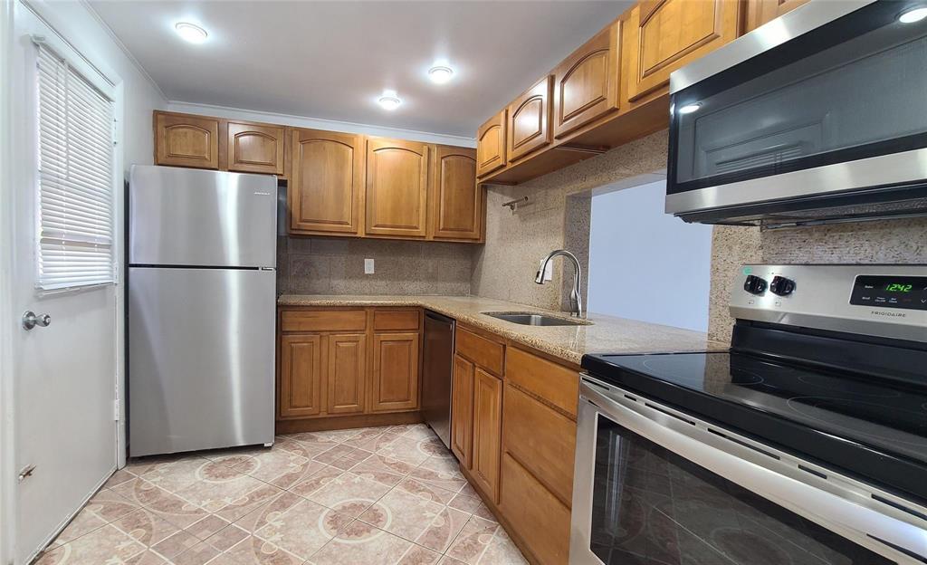 BROOKFIELD SQUARE CONDO - Residential Lease