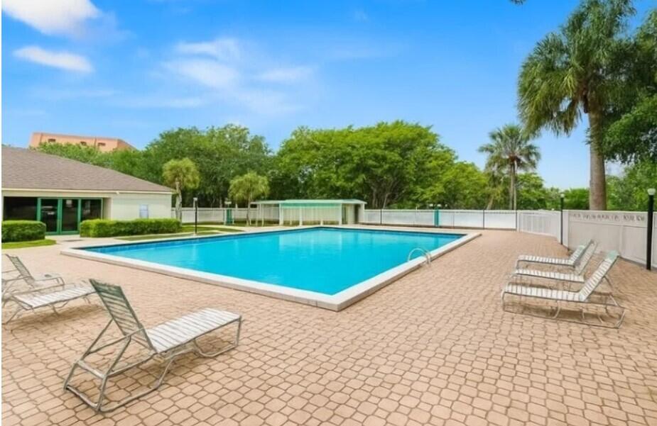 ROLLING HILLS GOLF AND TENNIS - Residential