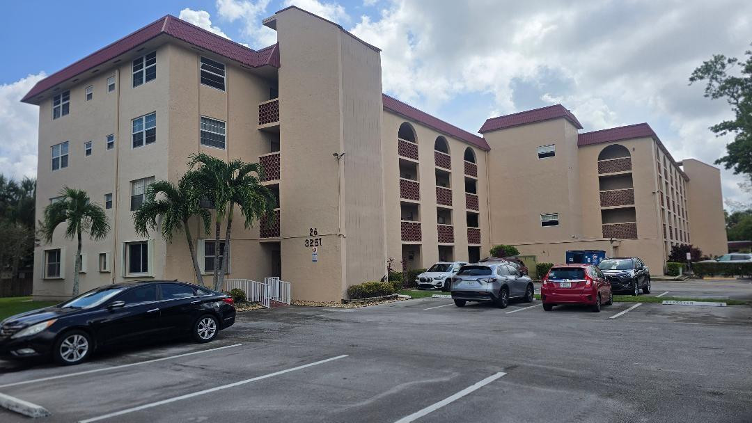 Beautiful Spacious, 1 bedroom, 1.5 bath unit with a large enclosed balcony. This unit is one of the largest in the community. large kitchen with stainless steel appliances, laminated wood floors through. This is an age 55+ community, well kept complex with resort style amenities, including two large pools, tennis court, barbeque area and Gym. Close to shopping, restaurants, public transportation and major highways. Shows very nice and clean ready for a new owner easy to show. Beautiful Spacious, 1 bedroom, 1.5 bath unit with a large enclosed balcony. This unit is one of the largest in the community. large kitchen with stainless steel appliances, laminated wood floors through. This is an age 55+ community, well kept complex with resort style amenities, including two large pools, tennis cou