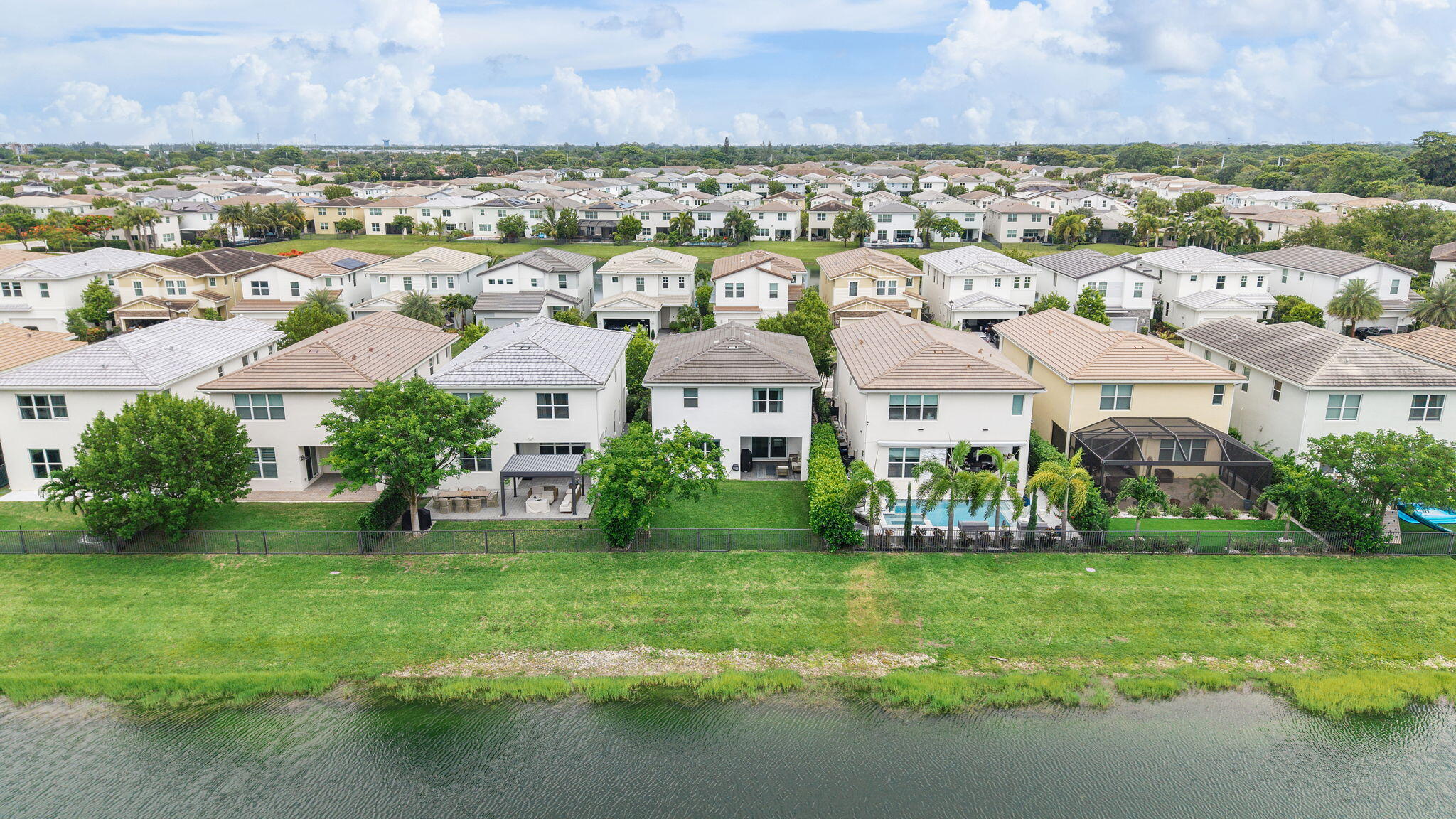 CRYSTAL LAKE 1ST SEC - Residential