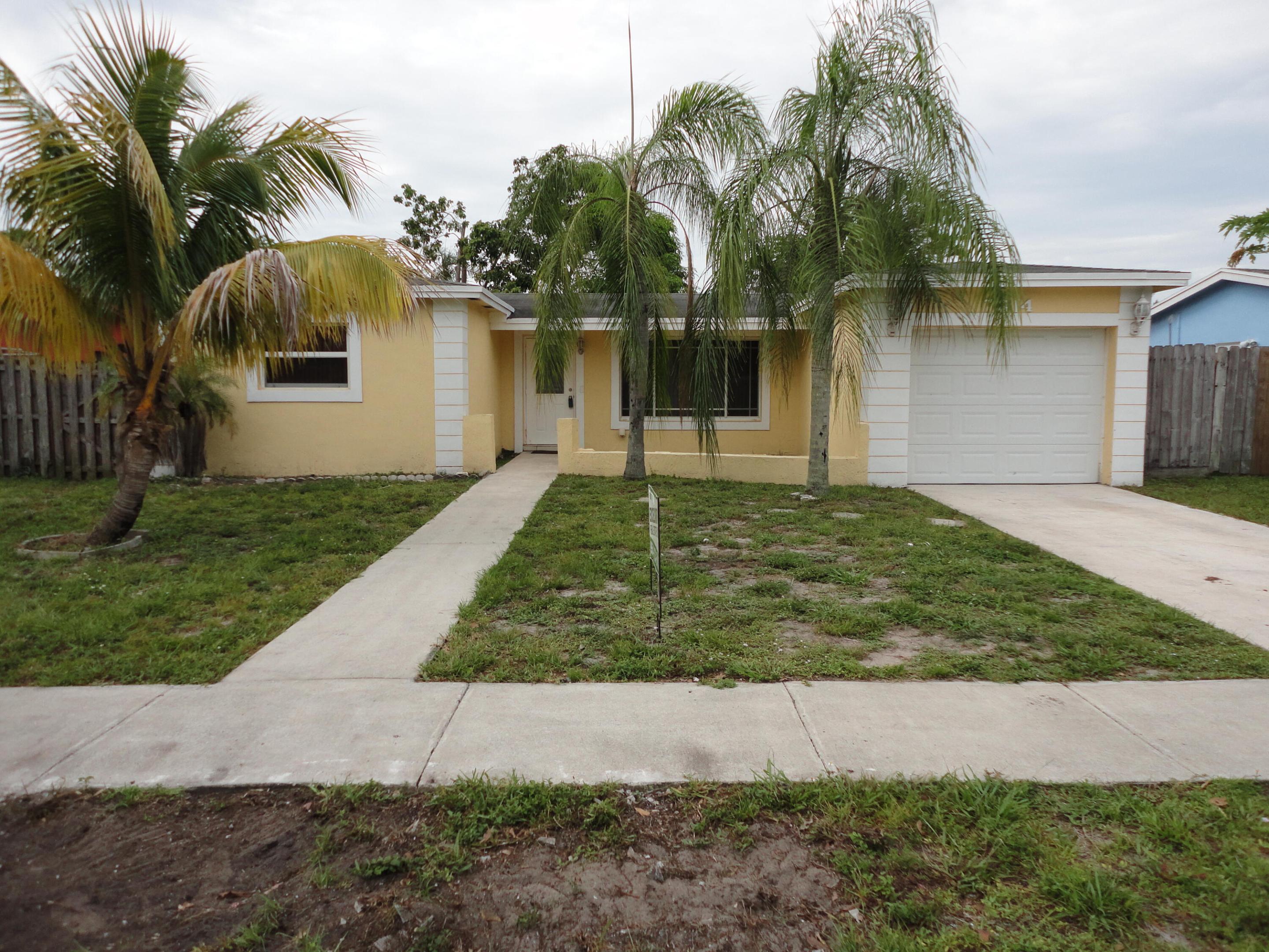 Welcome to this 3 bedrooms, 2 bath home in margate. vacant and awaiting your arrival. large family room,upgraded kitchen with long cupboards,new countertops and stainless steel appliances. Large backyard.