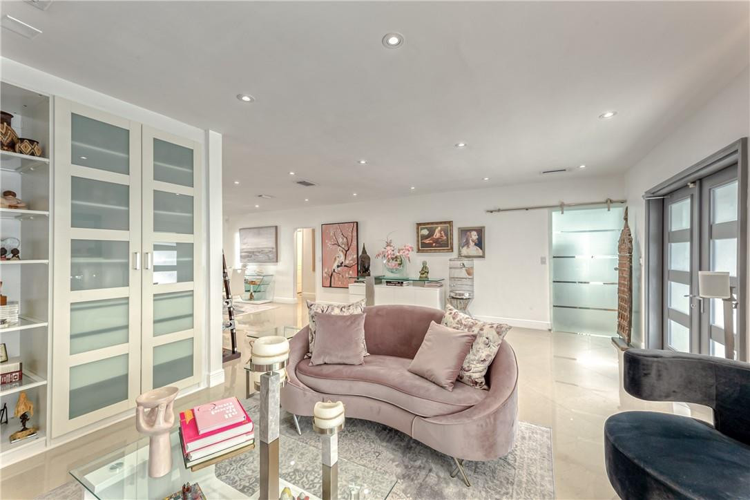 Hollywood 1-21 B - Residential