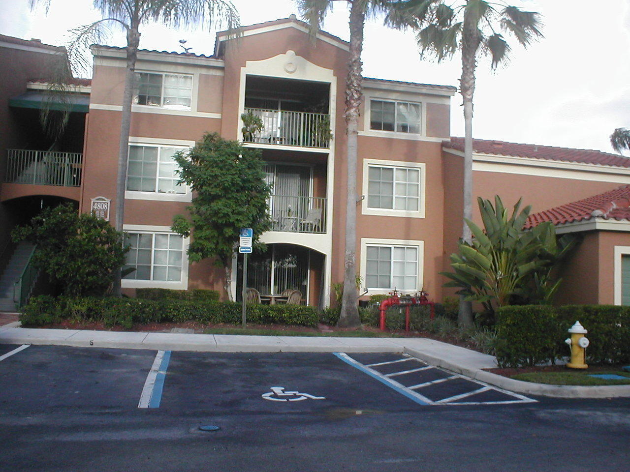 Bright and inviting 1BR/1BA corner unit in gated Verano at Delray! This well-located condo offers extra natural light, a functional layout, private balcony, and access to community amenities including pool, clubhouse, fitness center, tennis, and walking paths. Conveniently close to shopping, dining, I-95, and vibrant downtown Delray Beach. Perfect for year-round living!