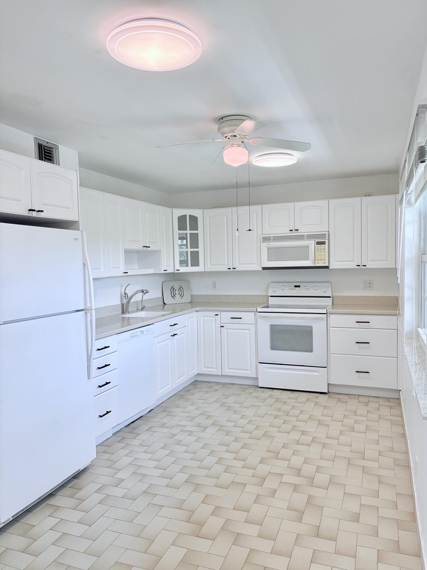 NO 123 PALM-AIRE COUNTRY CLUB - Residential