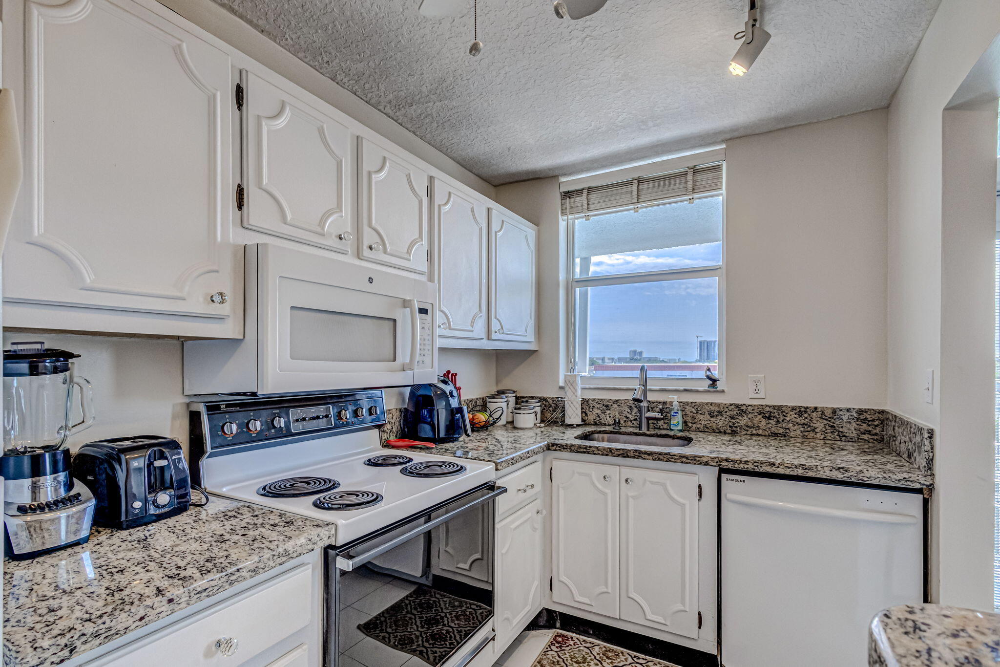PARADISE VILLAS CONDO - Residential Lease