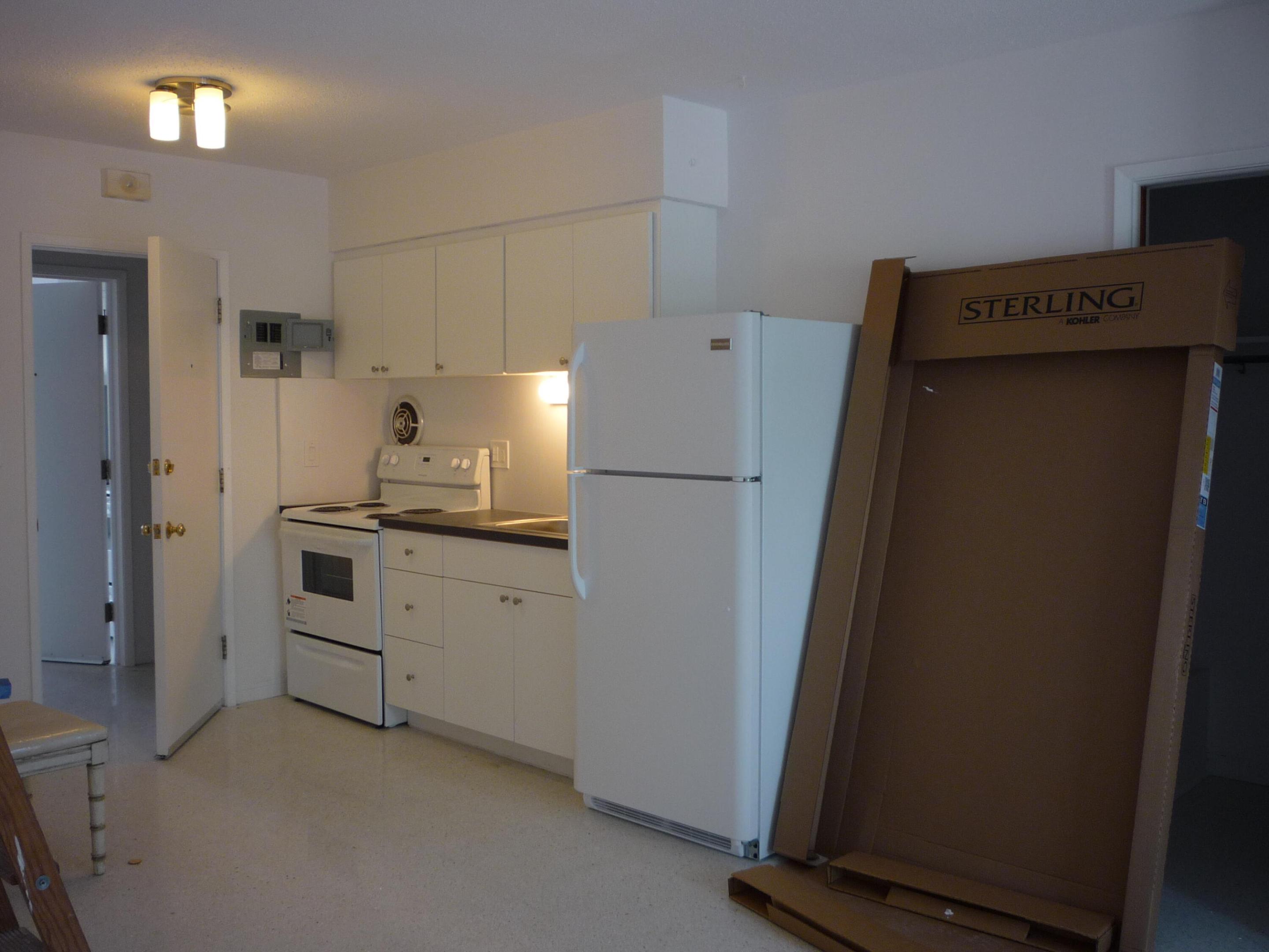CORAL SHOPPING CENTER - Residential Lease