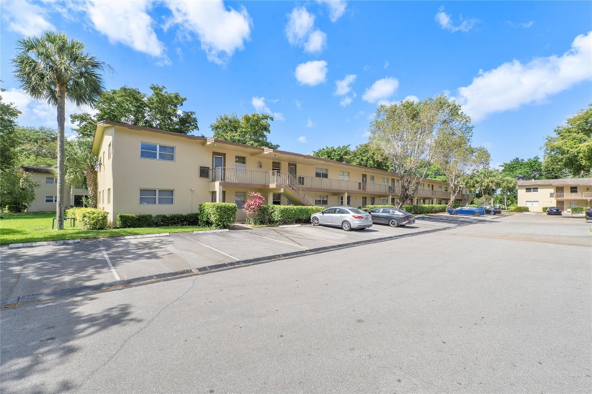 Motivated Seller! This 2 bedroom 2 bathroom end unit located on the first floor is  located in the heart of Margate. This unit features a beautiful  updated kitchen with wood cabinets, granite countertops, remodeled bathrooms, and a extented  living room with enclosed patio,  Next to shopping and Restaurant's. 55+ community, with lots of things to do! Don't miss out!