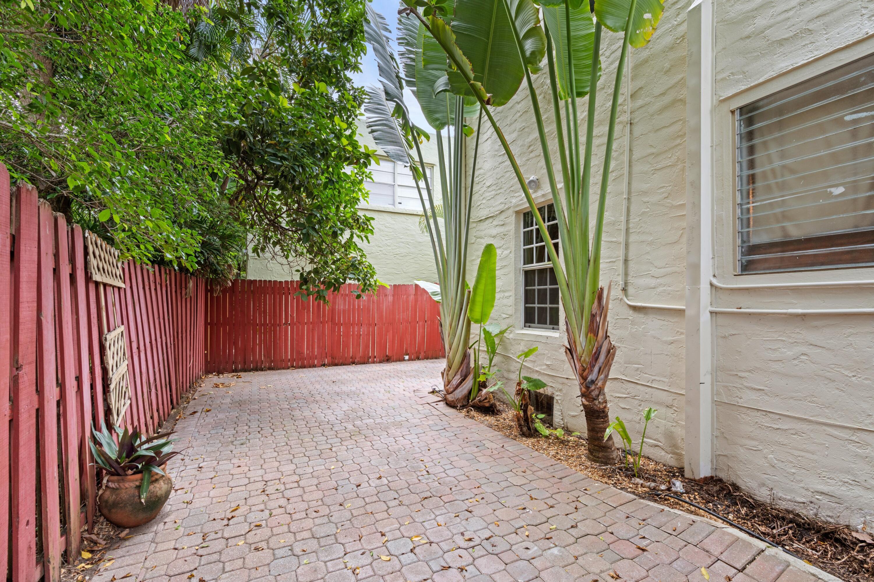 SOUTH PALM BEACH ESTATES - Residential