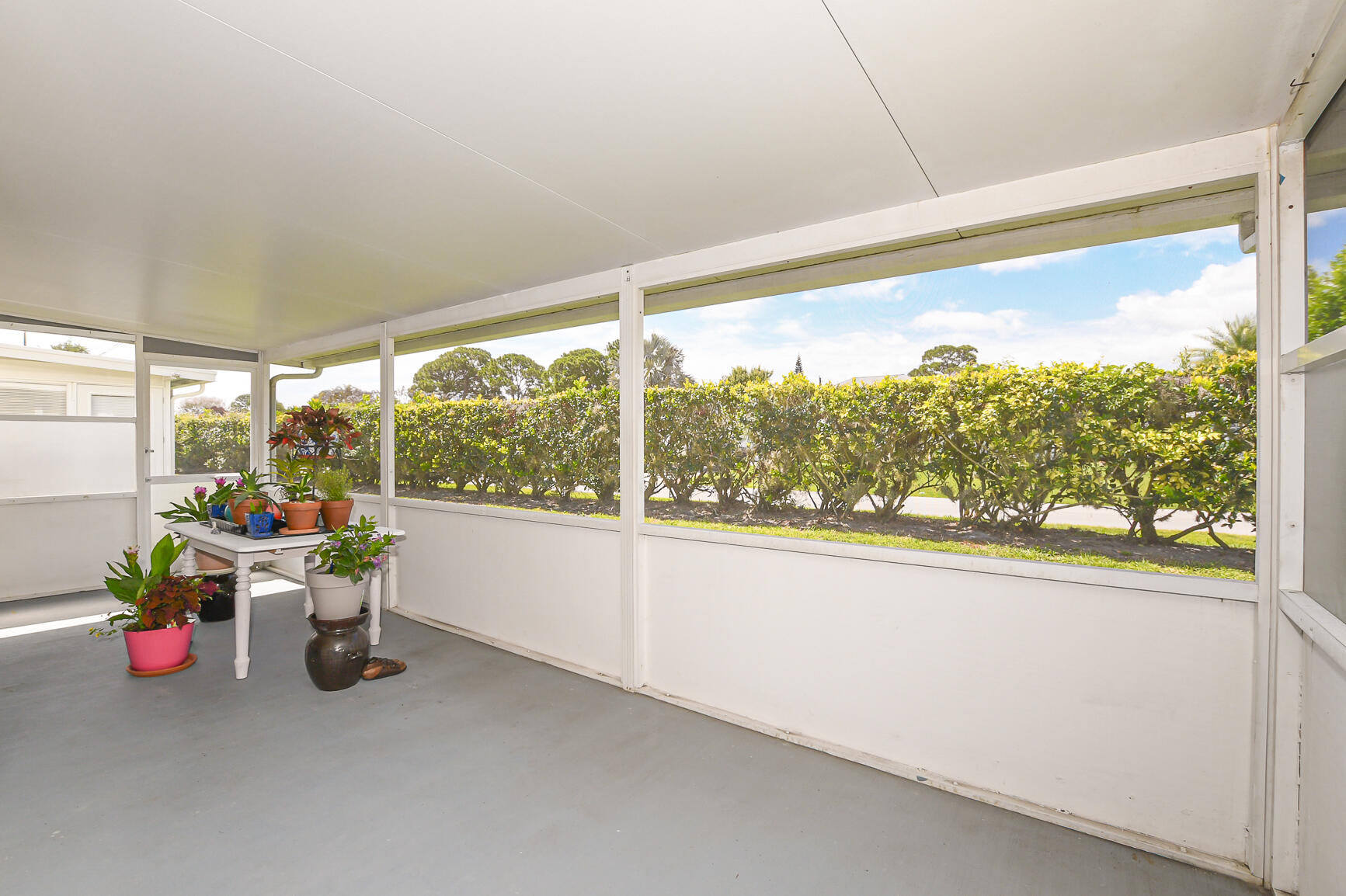TROPICAL EAST - Residential