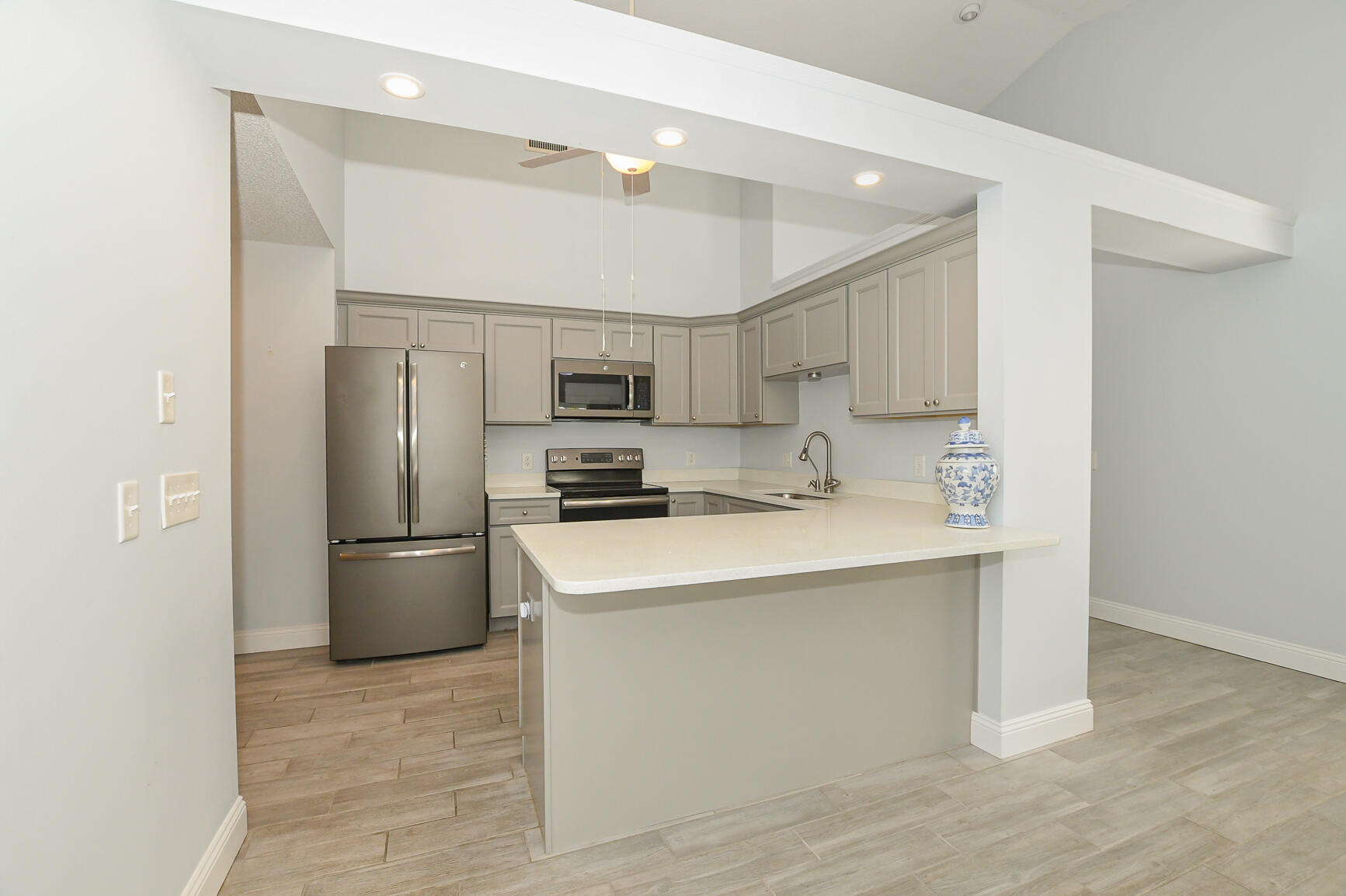 TROPICAL EAST - Residential